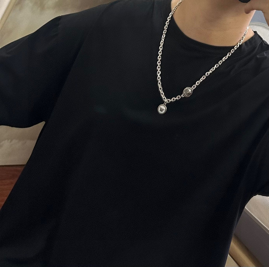    高品质范思哲项链美杜莎头像原单货专柜新款开模复古潮流时尚必备 男女均可佩戴 情侣款同款 摇滚朋克泰