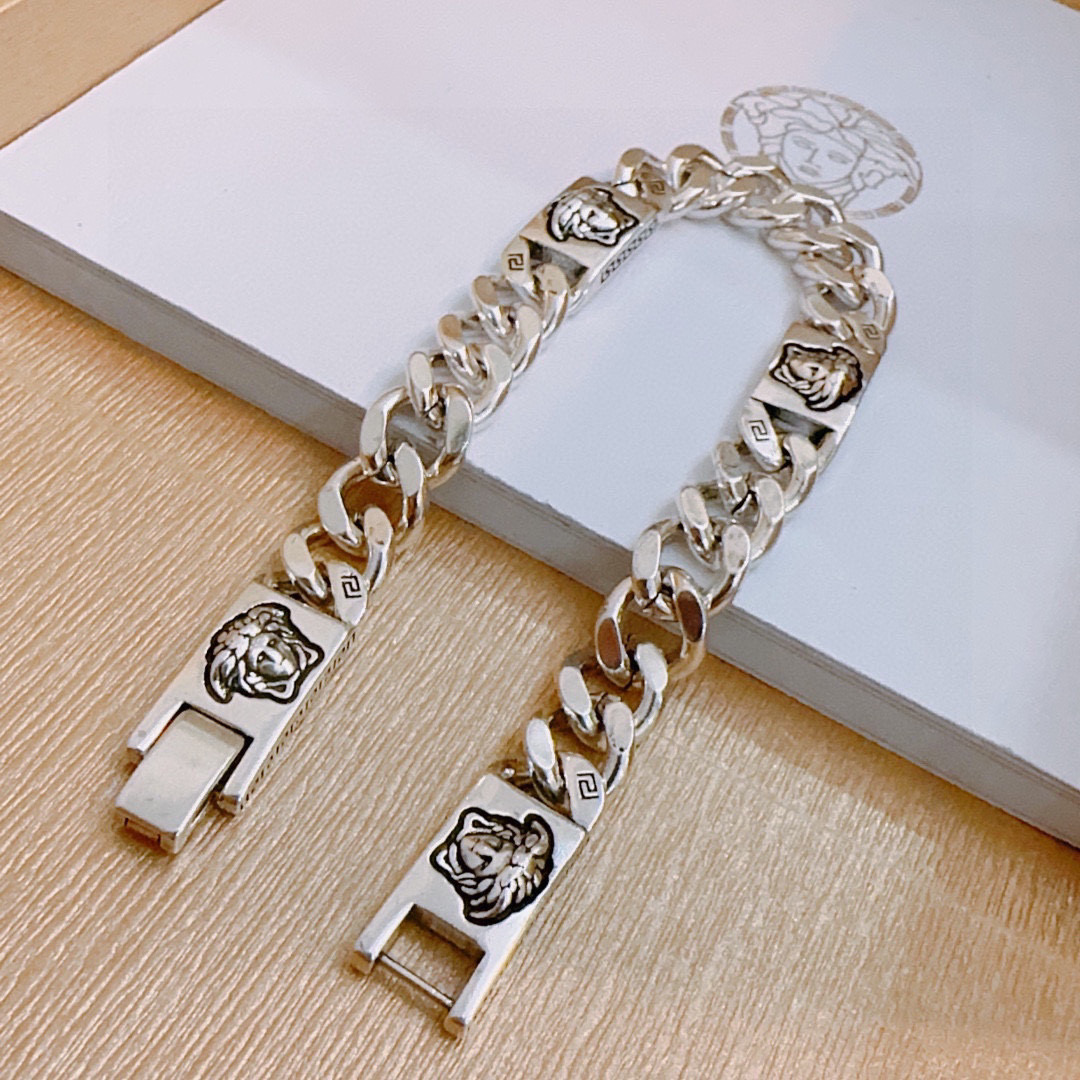 Title: Versace Medusa Money Chain Necklace Summary Summary: High-quality unisex Versace Medusa money chain necklace with rock-and-roll punk style, adjustable length, and retro elements. - 图片 5