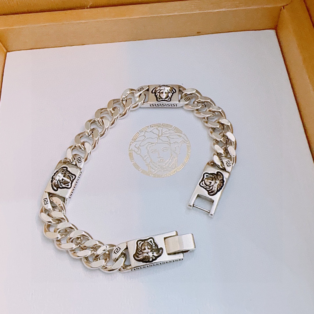 Title: Versace Medusa Money Chain Necklace Summary Summary: High-quality unisex Versace Medusa money chain necklace with rock-and-roll punk style, adjustable length, and retro elements. - 图片 1