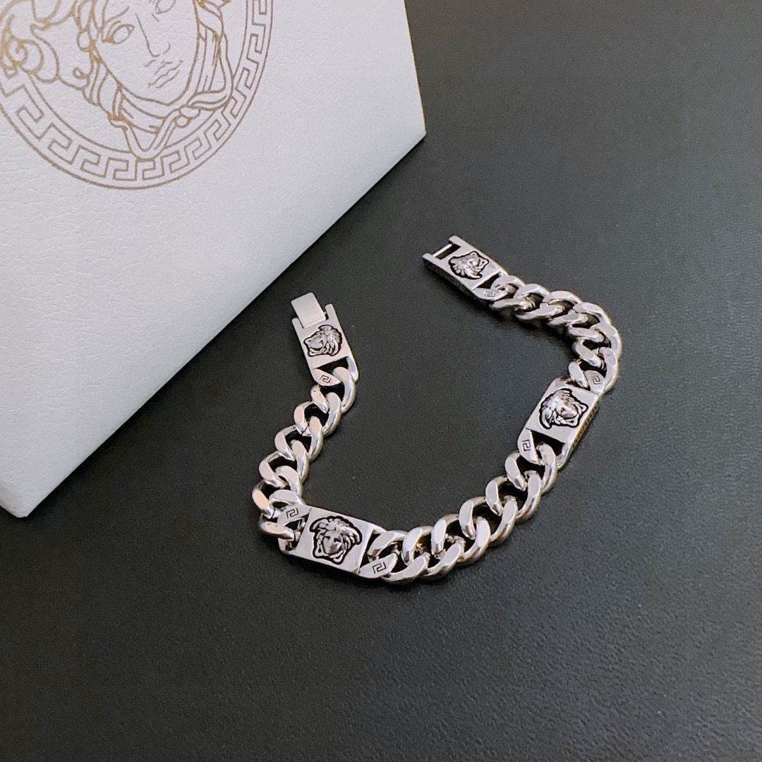 Title: Versace Medusa Money Chain Necklace Summary Summary: High-quality unisex Versace Medusa money chain necklace with rock-and-roll punk style, adjustable length, and retro elements. - 图片 6