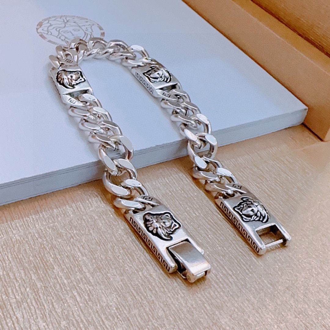 Title: Versace Medusa Money Chain Necklace Summary Summary: High-quality unisex Versace Medusa money chain necklace with rock-and-roll punk style, adjustable length, and retro elements. - 图片 2