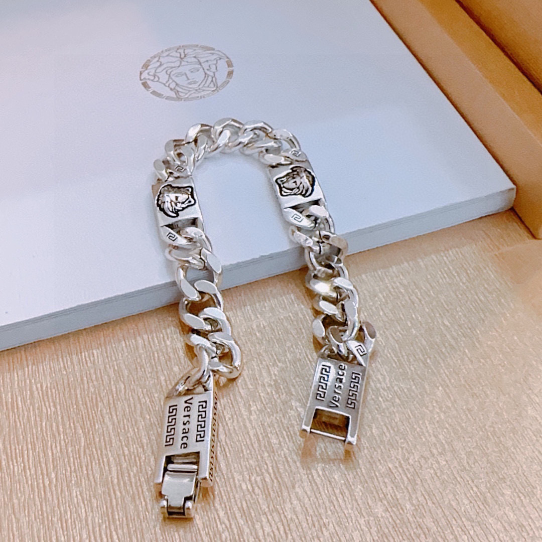 Title: Versace Medusa Money Chain Necklace Summary Summary: High-quality unisex Versace Medusa money chain necklace with rock-and-roll punk style, adjustable length, and retro elements. - 图片 3