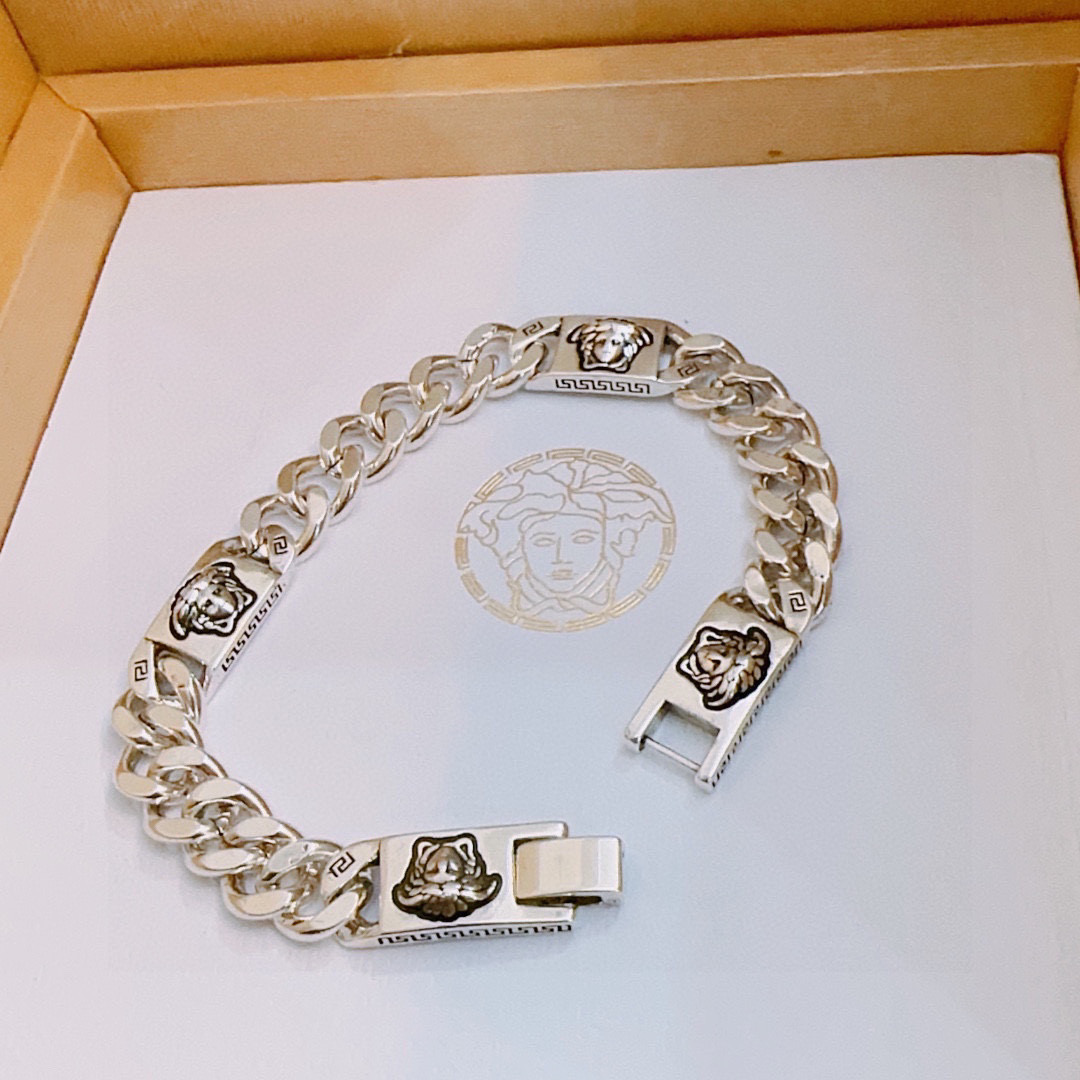 Title: Versace Medusa Money Chain Necklace Summary Summary: High-quality unisex Versace Medusa money chain necklace with rock-and-roll punk style, adjustable length, and retro elements. - 图片 8