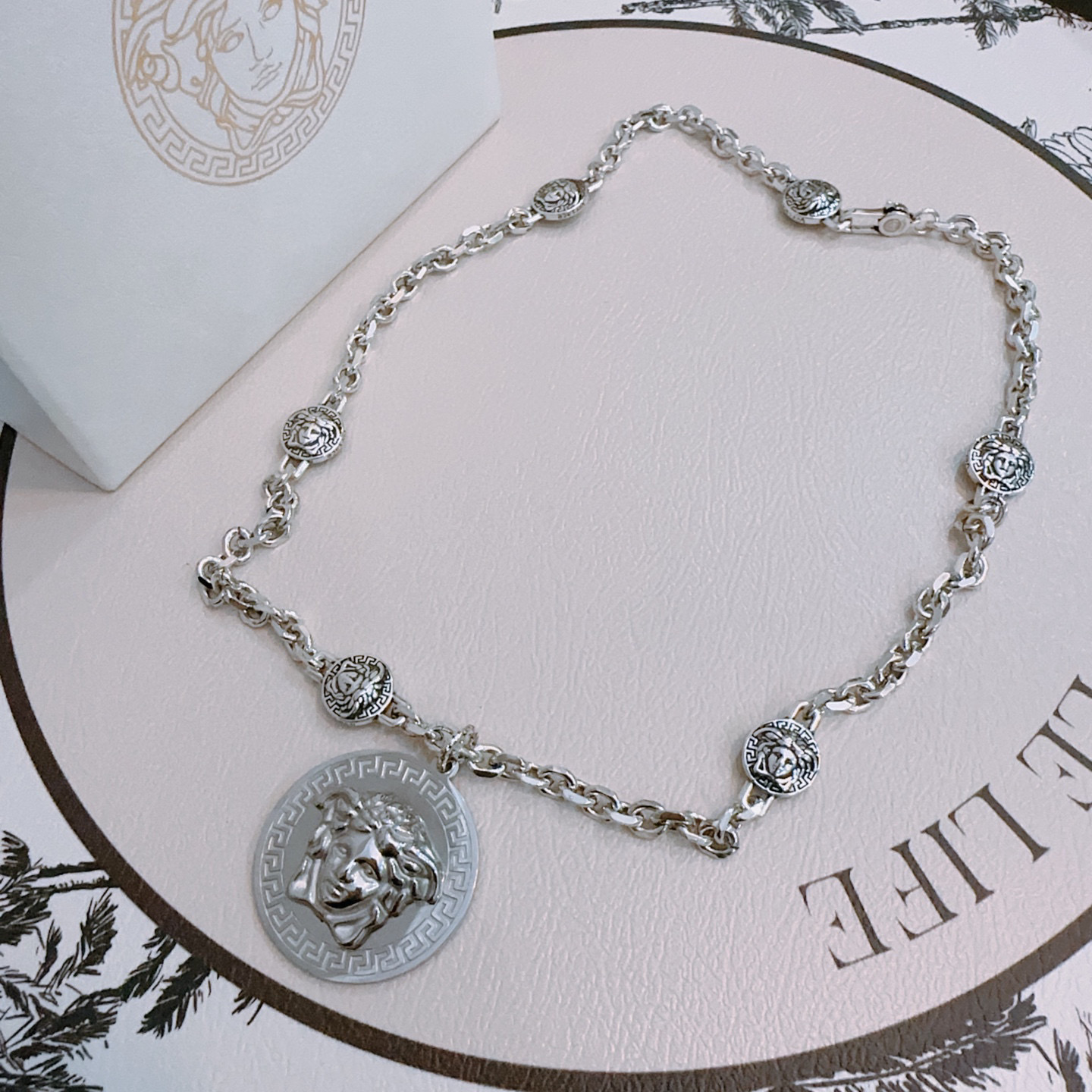 “High-Quality Van Scetzer Medusa Necklace: Retro Single-Deposit Cabinet, 60cm, Versace Details” - 图片 1