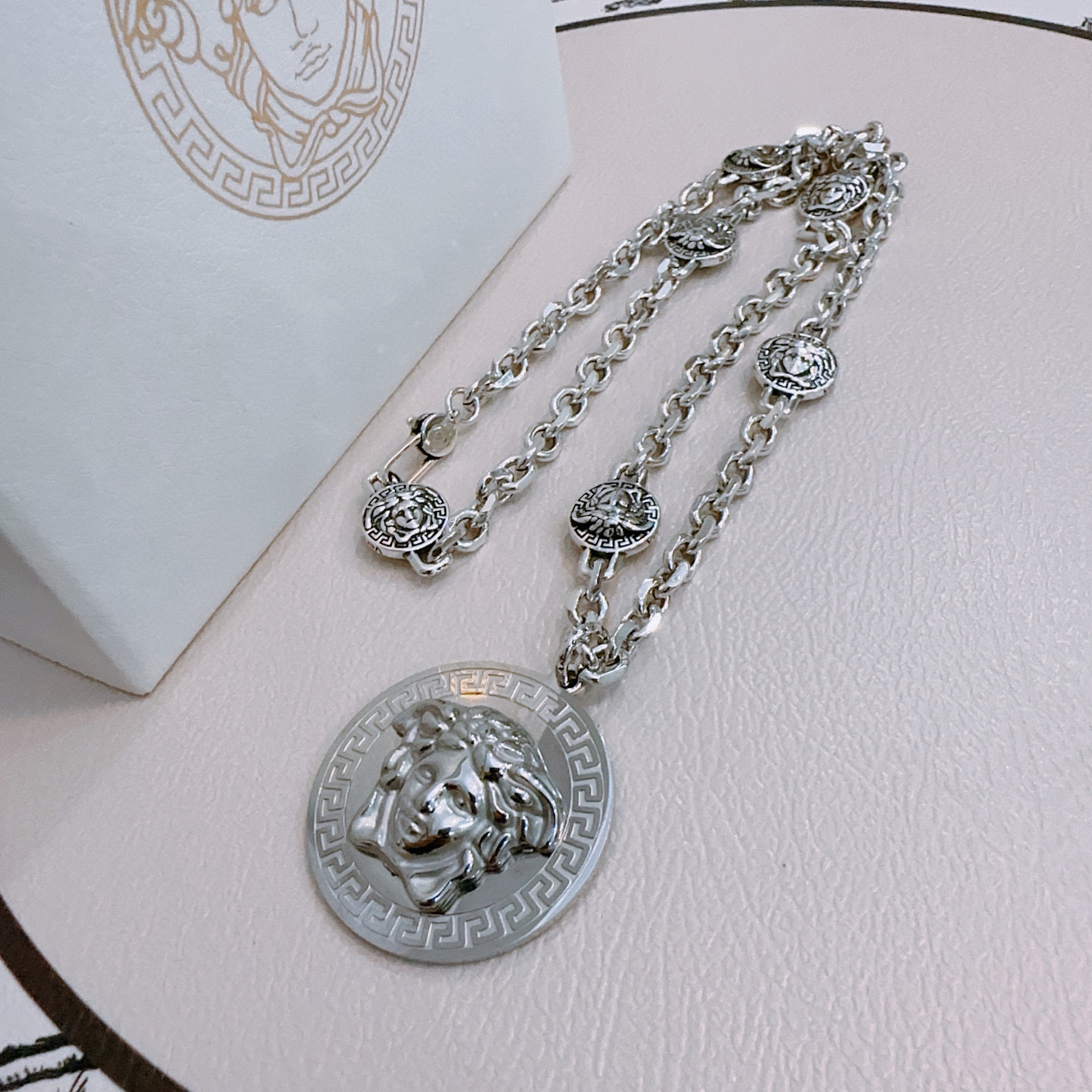 “High-Quality Van Scetzer Medusa Necklace: Retro Single-Deposit Cabinet, 60cm, Versace Details” - 图片 4