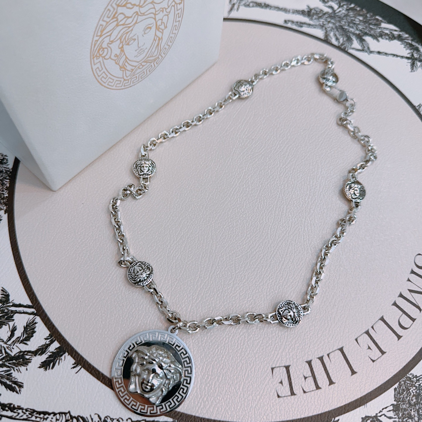 “High-Quality Van Scetzer Medusa Necklace: Retro Single-Deposit Cabinet, 60cm, Versace Details” - 图片 6