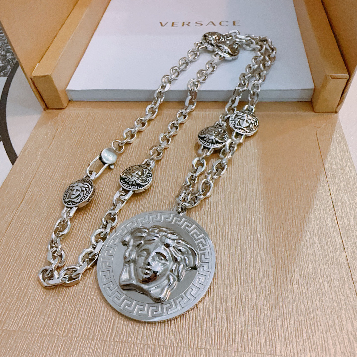 “High-Quality Van Scetzer Medusa Necklace: Retro Single-Deposit Cabinet, 60cm, Versace Details” - 图片 3