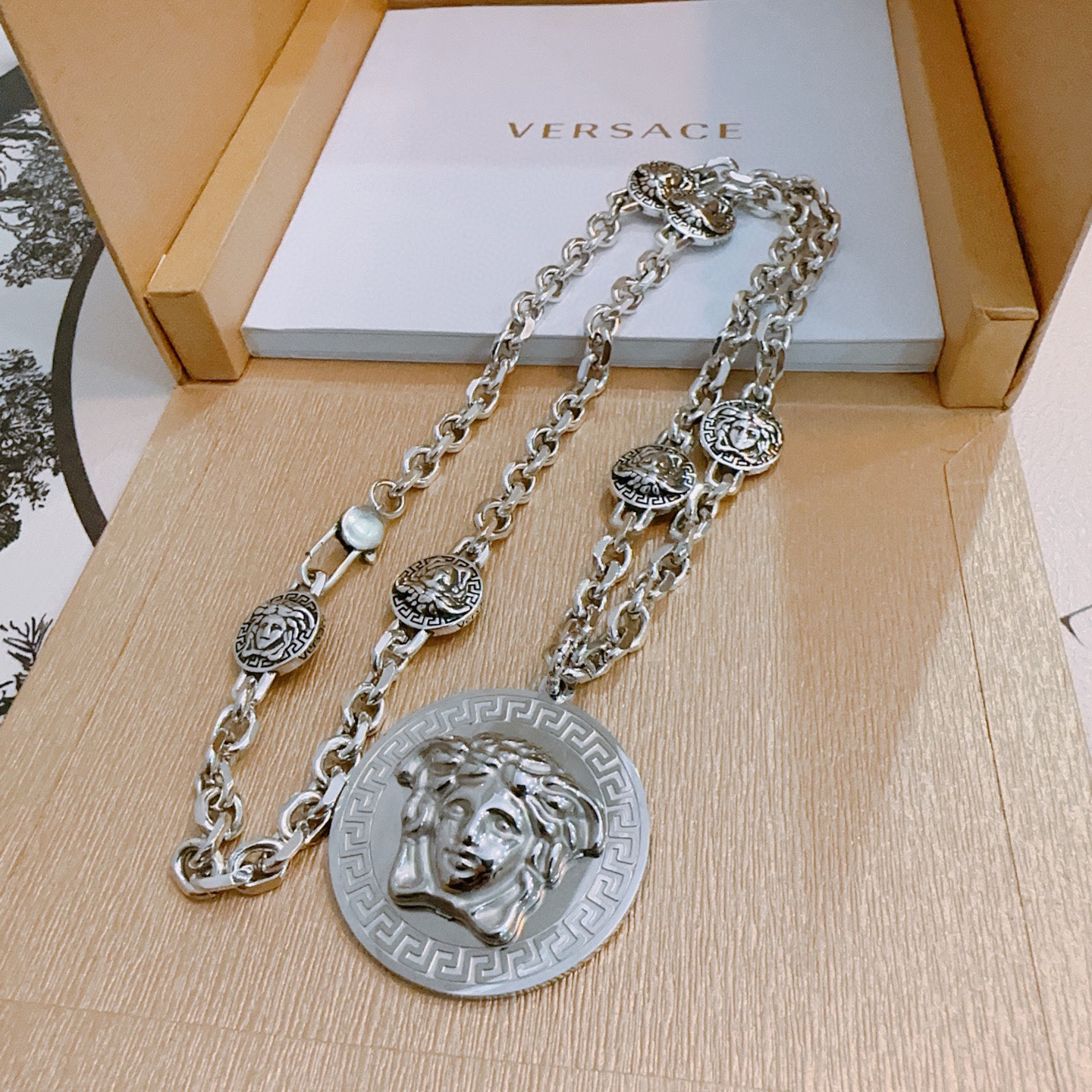 “High-Quality Van Scetzer Medusa Necklace: Retro Single-Deposit Cabinet, 60cm, Versace Details” - 图片 8