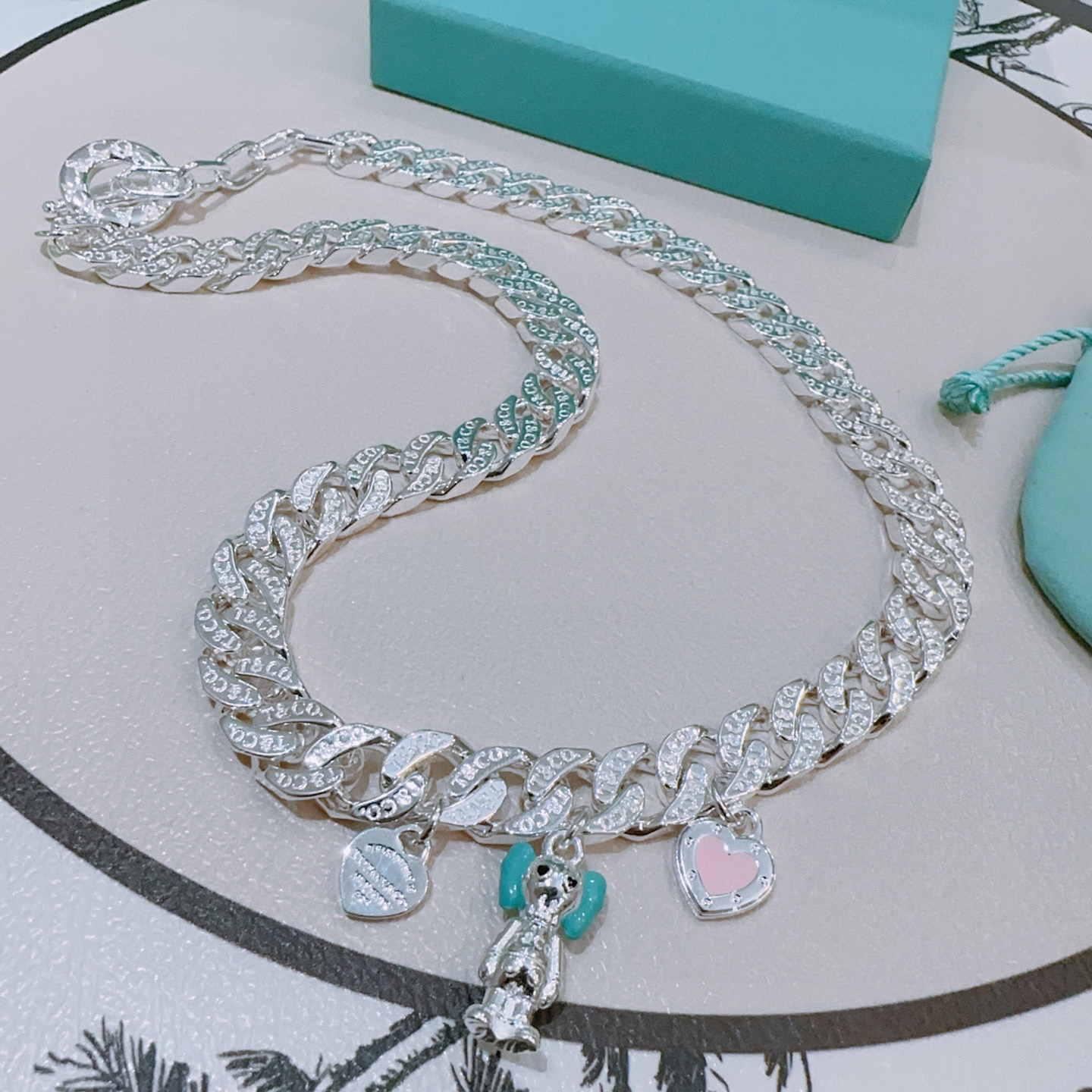 NO:378887,The original new Tiffany necklace (luxury style) The whole font details are full. TIFFNY&CO. The counter Seiko silver version has the same style as the stars, retro and old style, original reproduction, purely handmade, authentic model opening trendy and fashion essentials, both men and women can wear, couple style, rock punk silver style, trendy and versatile, the same style as the official website (55cm), jewelry boutique, tiffany, necklace19860909正品新款蒂芙尼项链（奢华款）整条精工字体细节拉满 TIFFNY&CO. 专柜精工银版本明星同款 复古做旧风 原版复刻 纯手工打造 ～正品开模潮流时尚必备 男女均可佩戴 情侣款同款 摇滚朋克银风格 潮流百搭 官网同款（55cm）,饰品精品,tiffany,necklace,Jewelry