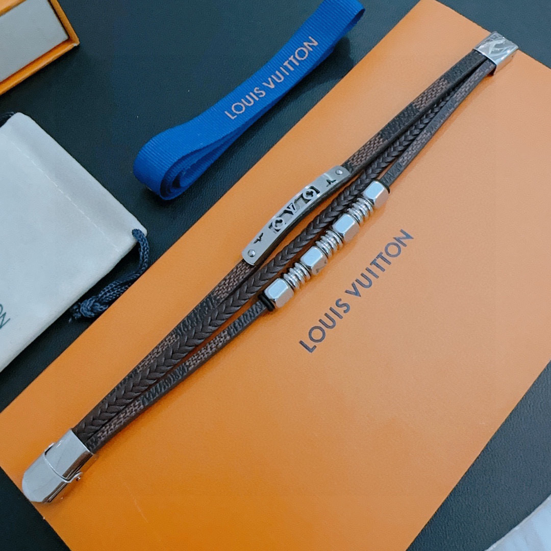         高品质LV路易威登牛皮手绳手链🇷🇼原单货🇷🇼专柜新款开模复古潮流时尚必备 男女均可佩戴 
