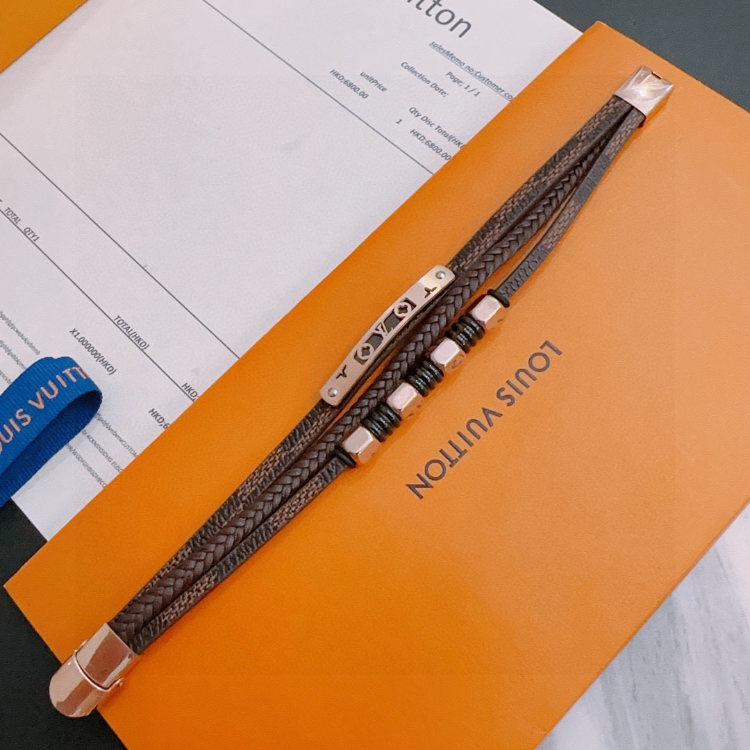         高品质LV路易威登牛皮手绳手链🇷🇼原单货🇷🇼专柜新款开模复古潮流时尚必备 男女均可佩戴 