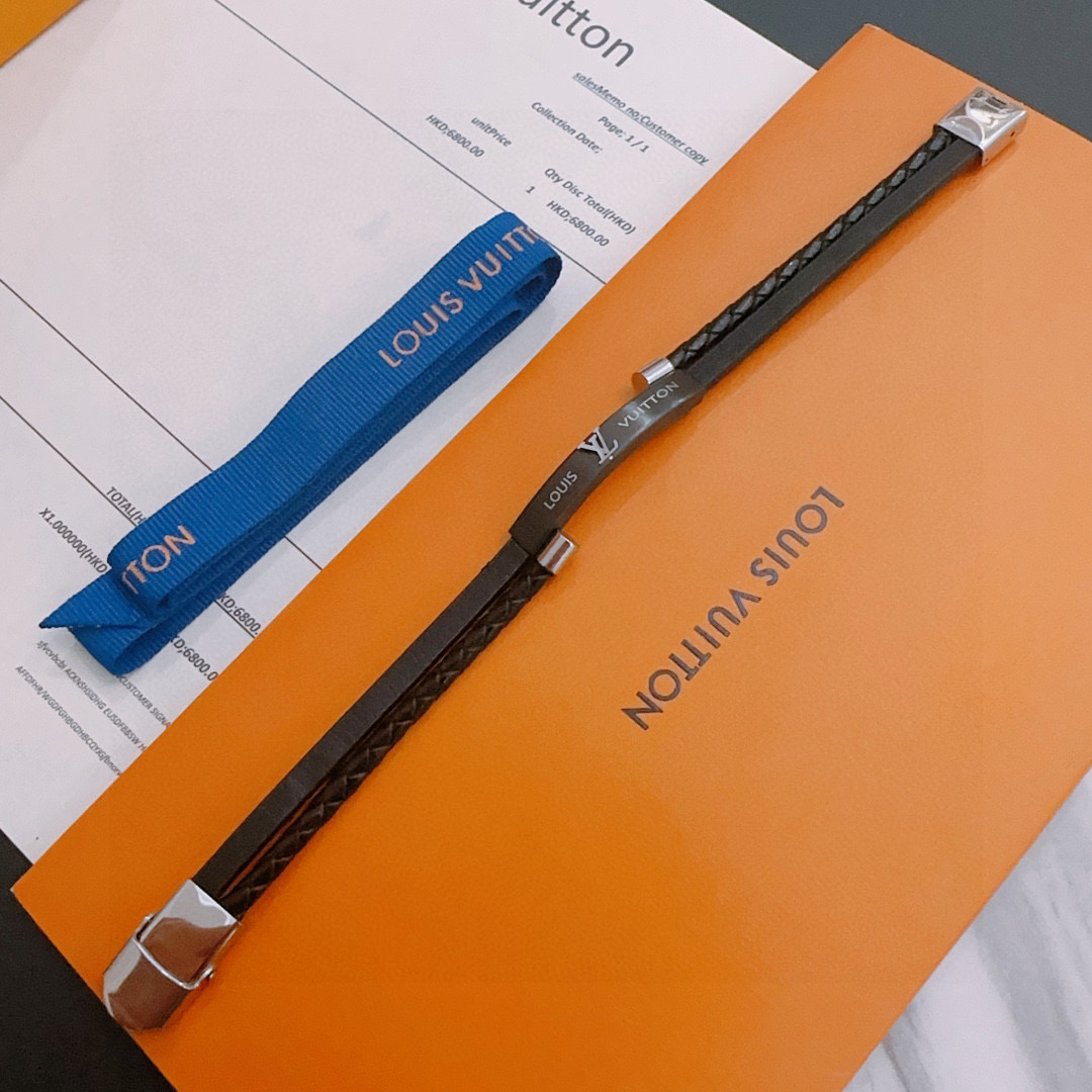 高品质LV路易威登牛皮手绳手链🇷🇼原单货🇷🇼专柜新款开模复古潮流时尚必备 男女均可佩戴 情侣款同款 摇滚