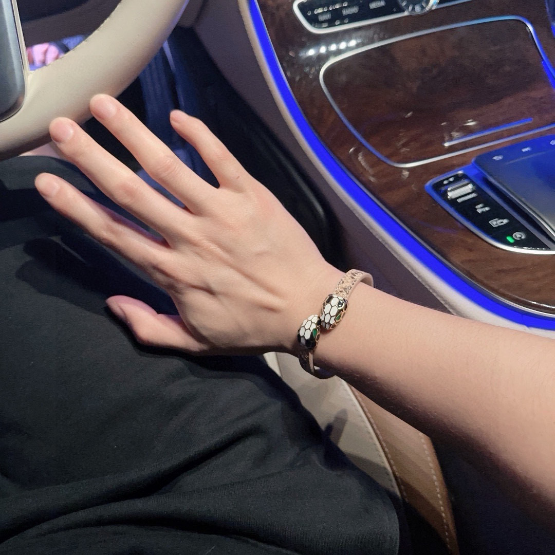 高品质宝格丽牛皮手绳手链💍原单货专柜新款开模复古潮流时尚必备 男女均可佩戴 情侣款同款 摇滚朋克泰银风格