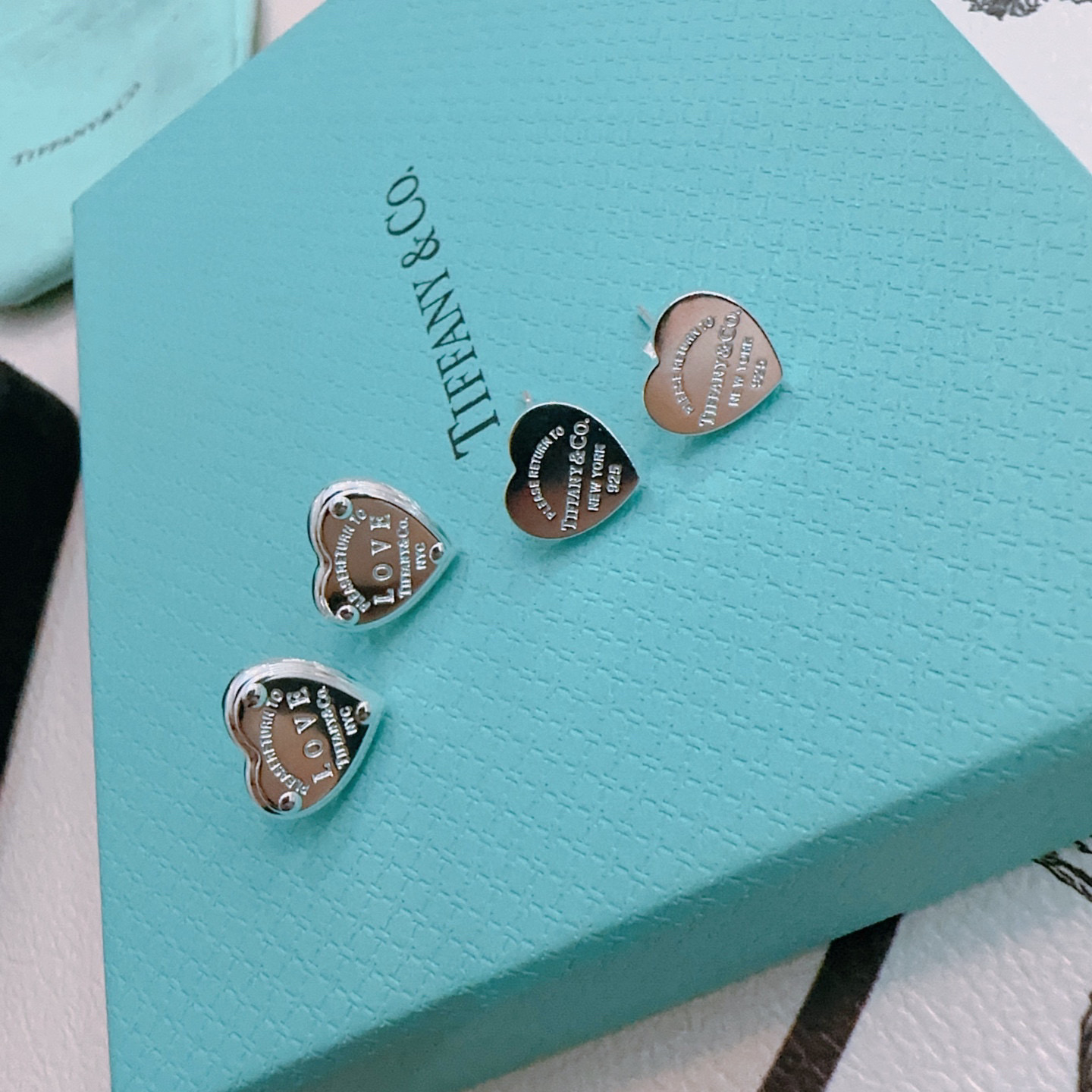 👑新款爱心耳钉 Return to Tiffany™ 系列灵感源自 1969 年问世的标志性钥匙扣，经典