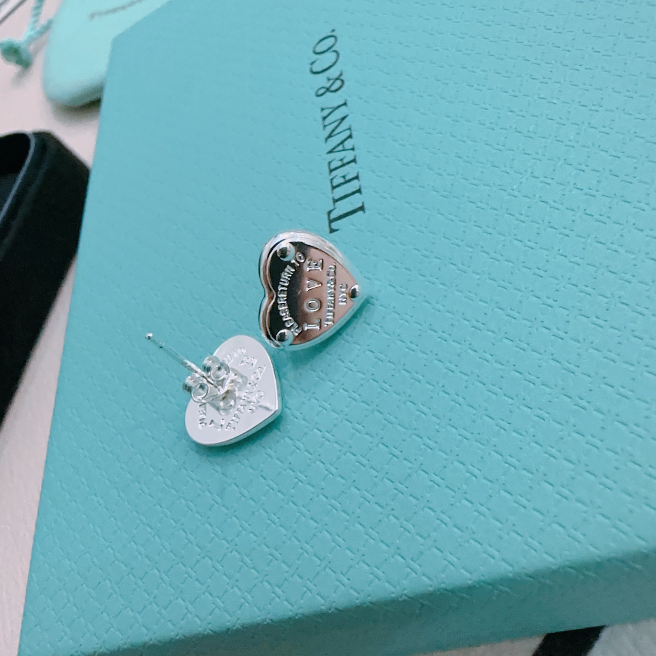 👑新款爱心耳钉 Return to Tiffany™ 系列灵感源自 1969 年问世的标志性钥匙扣，经典
