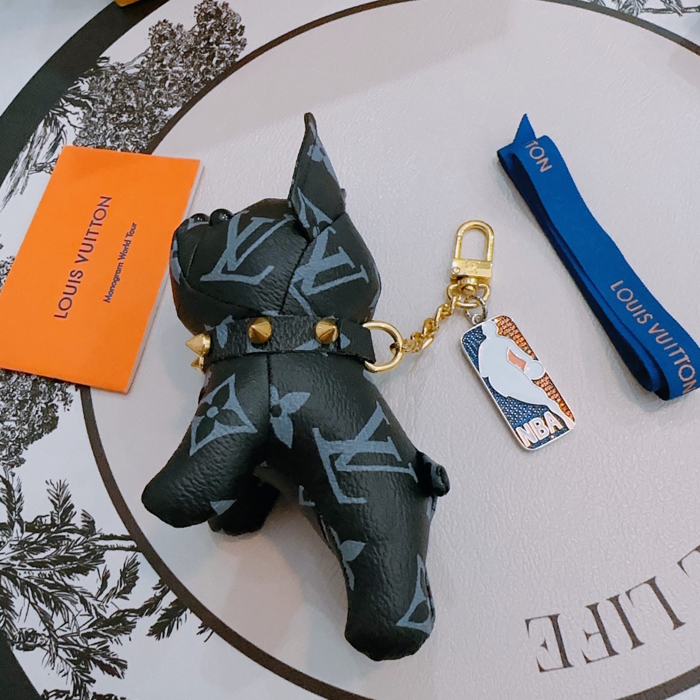 新品发布LV钥匙扣 lv包包扣 最新款包包挂饰档次更高明星同款Anger Forest系列经典款联名设计