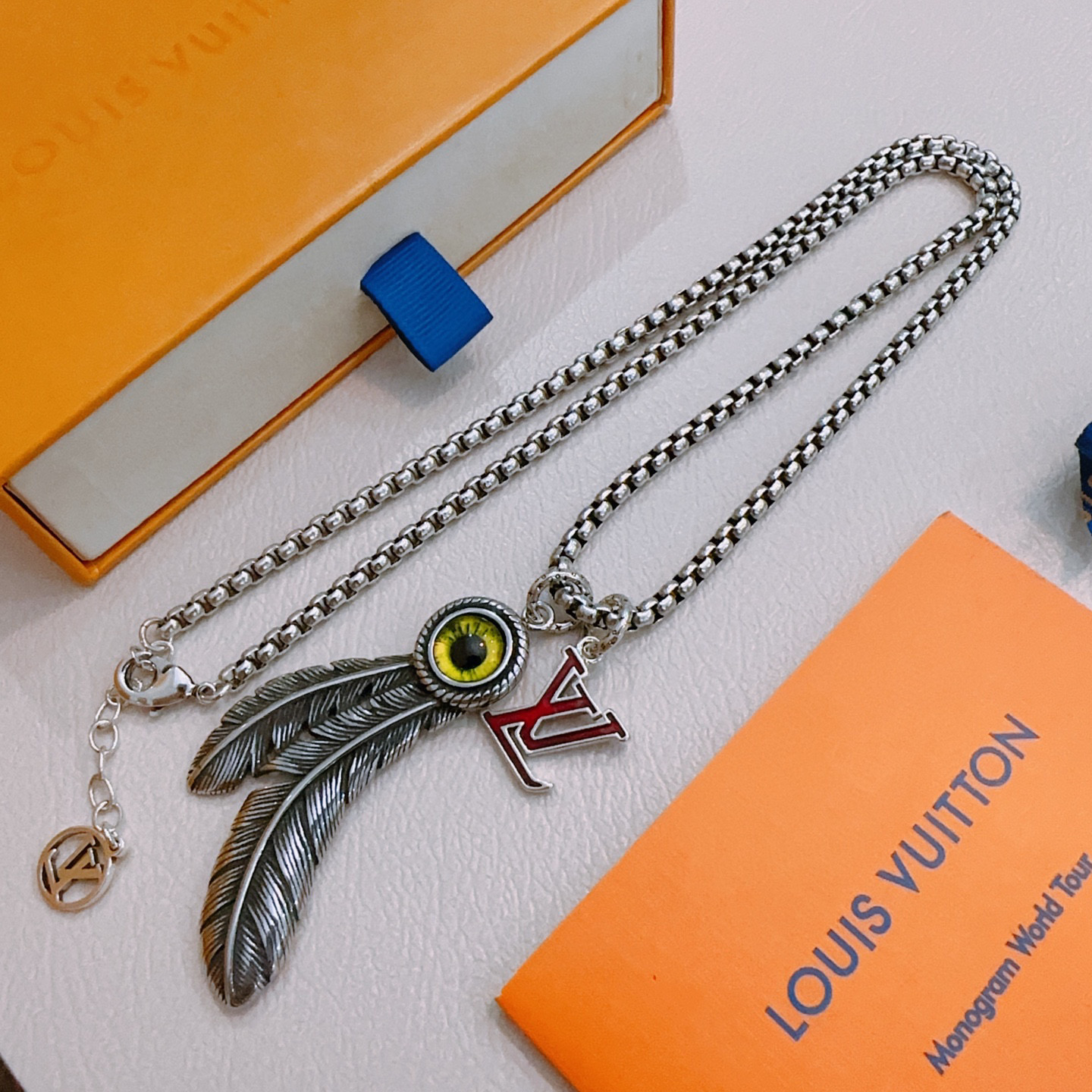 NO:380002,LV Louis Vuitton necklace original single-stock counter new model retro trend fashion essentials can be worn by both men and women, couple style same style, rock punk silver style, retro elements, trendy and versatile, official website same style necklace latest style chain higher grade, star classic necklace series retro silver necklace, chain length 60 cm can be changed length, details are used to treat the version, non-market glossy style, this model has been released, the best selling model in LV, very easy to match with trendy clothes, jewelry boutique, louis vuitton, louis vuitton, necklace19860909LV路易威登项链原单货专柜新款开模复古潮流时尚必备 男女均可佩戴 情侣款同款 摇滚朋克泰银风格 复古元素 潮流百搭 官网同款项链最新款链条档次更高明星经典款项链系列复古银项链 链长60厘米可改长度 细节对版做旧处理 非市面亮面版型 这款一直在出 LV里面热卖款 非常好搭配潮流衣服,饰品精品,louis vuitton,louis vuitton,necklace,Jewelry