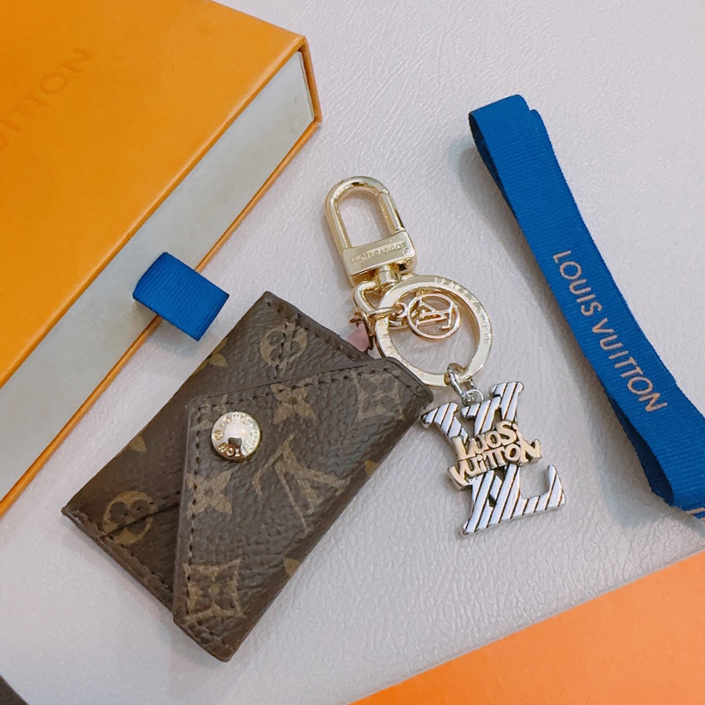 NO:380008,New products released LV keychain lv bag buckle, the latest bag hanging ornament is higher grade, the same Anger Forest series classic co-branded design concept keychain series, details are used to treat the version, non-market bright style, this model has been selling hot products in lv, very easy to match with trendy backpacks, jewelry boutique, louis vuitton, backpacks, keychain19860909新品发布LV钥匙扣 lv包包扣 最新款包包挂饰档次更高明星同款Anger Forest系列经典款联名设计理念钥匙扣系列 细节对版做旧处理 非市面亮面版型 这款一直在出 lv里面热卖款 非常好搭配潮流背包,饰品精品,louis vuitton,backpacks,keychain,Jewelry