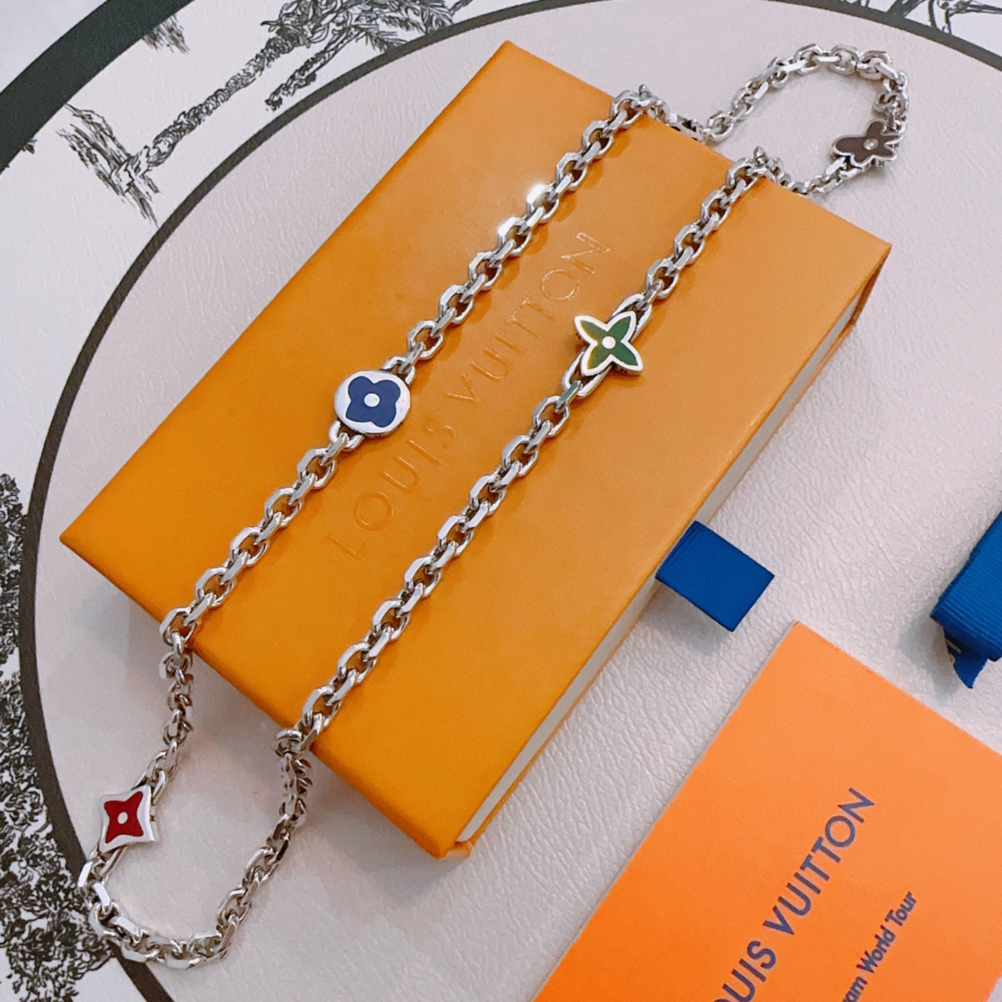 NO:380504,Louis Vuitton LV necklace original single-stock counter new model retro trend fashion essentials can be worn by both men and women Couple style Rock Punk Tsing silver style Retro elements Trendy versatile official website The latest style necklace chain is higher in grade Star classic necklace series retro silver necklace Chain length 60 cm can be changed length Details are used for the version to be used for the old version Non-market glossy style This model has been released. The best selling model in LV is very easy to match with trendy clothes, jewelry boutique, louis vuitton, louis vuitton, necklace19860909路易威登 LV项链原单货专柜新款开模复古潮流时尚必备 男女均可佩戴 情侣款同款 摇滚朋克泰银风格 复古元素 潮流百搭 官网同款项链最新款链条档次更高明星经典款项链系列复古银项链 链长60厘米可改长度 细节对版做旧处理 非市面亮面版型 这款一直在出 LV里面热卖款 非常好搭配潮流衣服,饰品精品,louis vuitton,louis vuitton,necklace,Jewelry