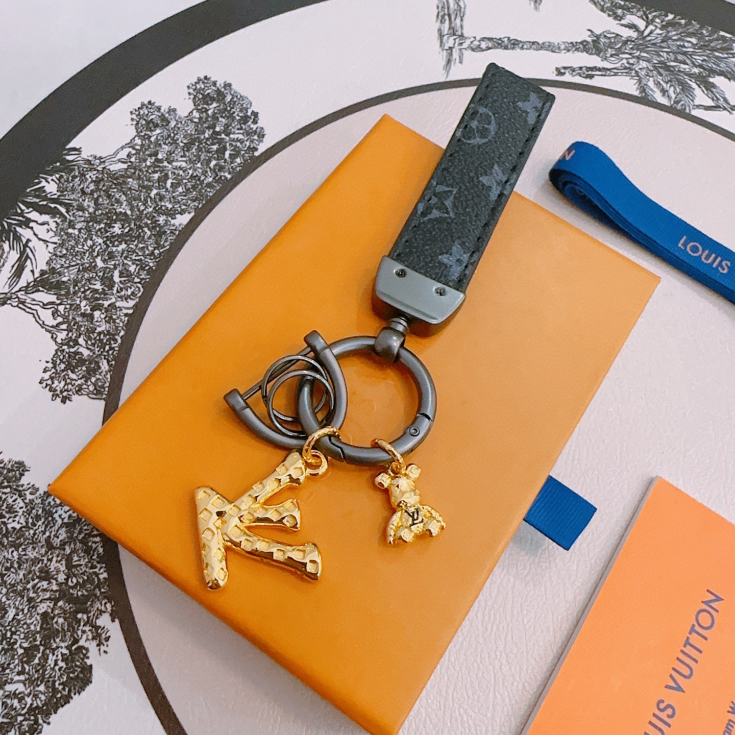 NO:380481,New products released LV keychain lv bag buckle, the latest bag hanging ornament is higher grade, the same Anger Forest series classic co-branded design concept keychain series, details are used to treat the version, non-market bright style, this model has been selling hot products in lv, very easy to match with trendy backpacks, jewelry boutique, louis vuitton, backpacks, keychain19860909新品发布LV钥匙扣 lv包包扣 最新款包包挂饰档次更高明星同款Anger Forest系列经典款联名设计理念钥匙扣系列 细节对版做旧处理 非市面亮面版型 这款一直在出 lv里面热卖款 非常好搭配潮流背包,饰品精品,louis vuitton,backpacks,keychain,Jewelry