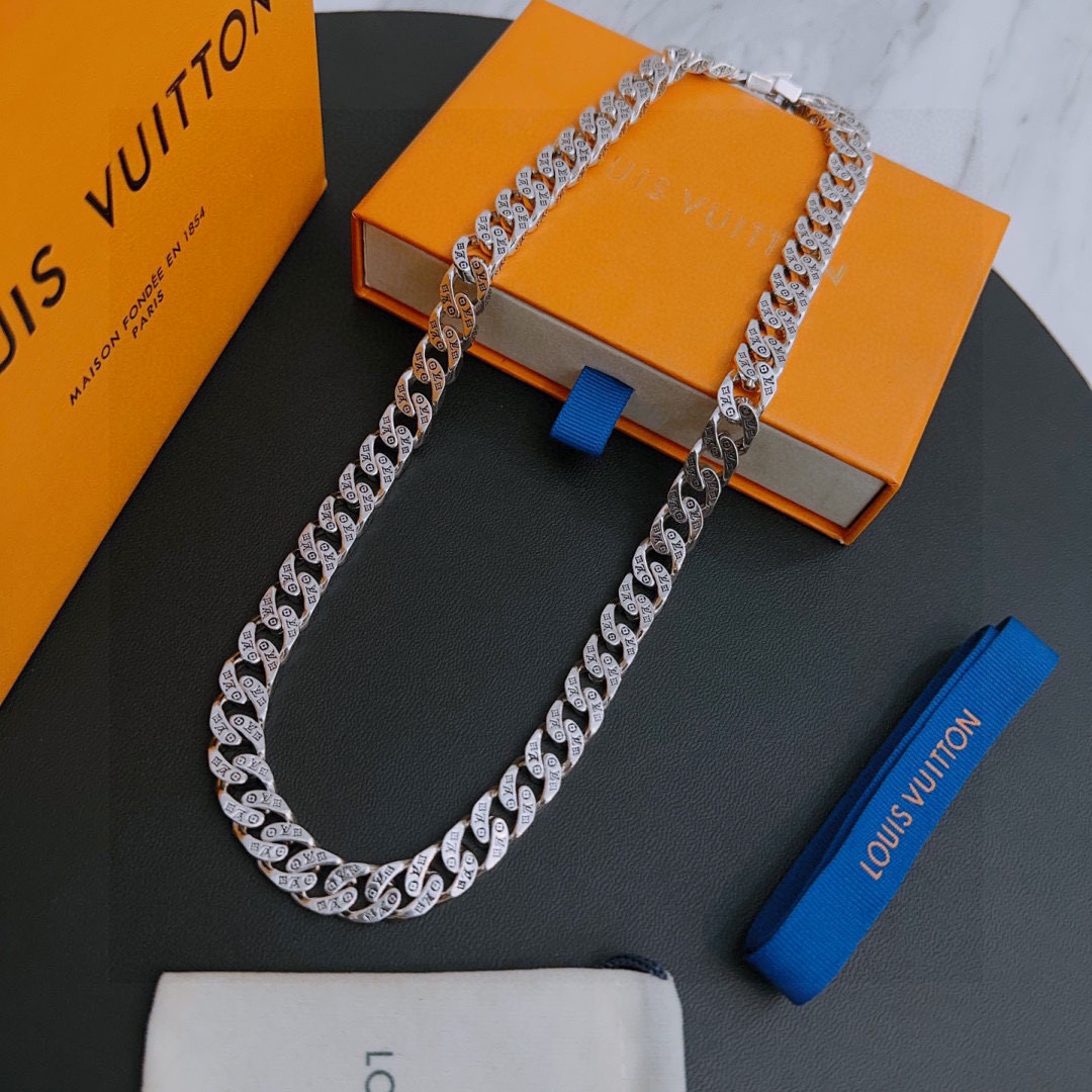 NO:380482,Louis Vuitton LV necklace original single-stock counter new model retro trend fashion essentials can be worn by both men and women Couple style Rock Punk Tsing silver style Retro elements Trendy versatile official website The latest style necklace chain is higher in grade Star classic necklace series retro silver necklace Chain length 55 cm can be changed length Details are used for the version to be used for the old version Non-market glossy style This model has been released. The best selling model in LV is very easy to match with trendy clothes, jewelry boutique, louis vuitton, louis vuitton, necklace19860909路易威登 LV项链原单货专柜新款开模复古潮流时尚必备 男女均可佩戴 情侣款同款 摇滚朋克泰银风格 复古元素 潮流百搭 官网同款项链最新款链条档次更高明星经典款项链系列复古银项链 链长55厘米可改长度 细节对版做旧处理 非市面亮面版型 这款一直在出 LV里面热卖款 非常好搭配潮流衣服,饰品精品,louis vuitton,louis vuitton,necklace,Jewelry
