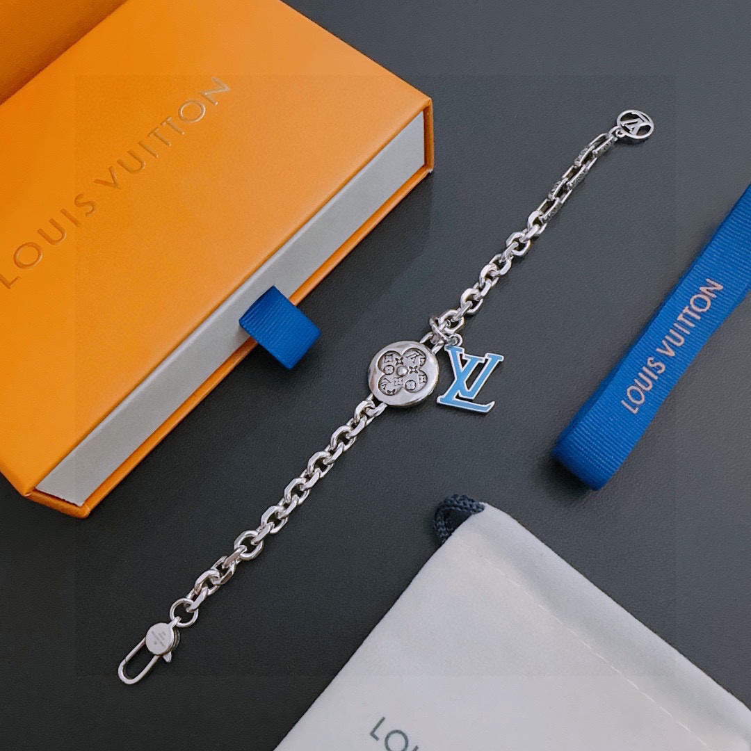 NO:380506,High-quality Louis Vuitton LV bracelet original single-stock counter new model retro trend fashion essentials can be worn by both men and women Couple style Rock Punk Tsing silver style Retro elements Trendy versatile official website The latest necklace chain is higher in the chain grade Star classic bracelet Cuban chain series retro silver bracelet Chain length 22cm20cm18cm can be changed length Details are used for the version to be used for the old version Non-market glossy version This model has been released. The best selling model in LV is very easy to match with trendy clothes, jewelry boutique, louis vuitton, louis vuitton, necklace, bracelet19860909高品质路易威登LV手链原单货专柜新款开模复古潮流时尚必备 男女均可佩戴 情侣款同款 摇滚朋克泰银风格 复古元素 潮流百搭 官网同款项链最新款链条档次更高明星经典款手链古巴链系列复古银手链 链长码数22cm20cm18cm可改长度 细节对版做旧处理 非市面亮面版型 这款一直在出 LV里面热卖款 非常好搭配潮流衣服,饰品精品,louis vuitton,louis vuitton,necklace,bracelet,Jewelry