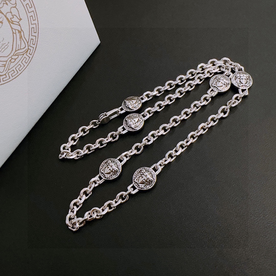 NO:380509,High-quality Versace necklace Medusa avatar original single-stock counter new model retro trend fashion essentials can be worn by both men and women Couple style Rock Punk Tsing silver style Retro elements Trendy versatile official website The latest style necklace chain is higher in grade Star classic necklace series retro silver necklace Chain length 60 cm can be changed length Details are used for the version to be used for the old version Non-market glossy style This model has been released. Versace is very popular with trendy clothes, jewelry boutique, versace, necklace19860909高品质范思哲项链美杜莎头像原单货专柜新款开模复古潮流时尚必备 男女均可佩戴 情侣款同款 摇滚朋克泰银风格 复古元素 潮流百搭 官网同款项链最新款链条档次更高明星经典款项链系列复古银项链 链长60厘米可改长度 细节对版做旧处理 非市面亮面版型 这款一直在出 范思哲里面热卖款 非常好搭配潮流衣服,饰品精品,versace,necklace,Jewelry
