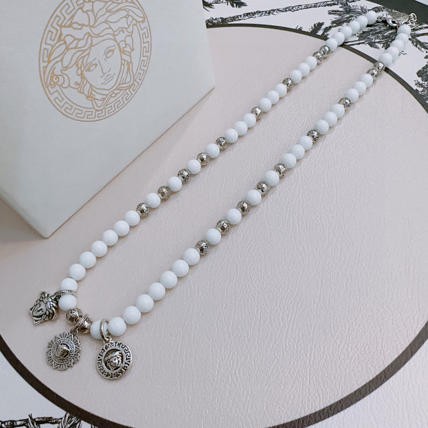 NO:380517,The counter semester version Versace agate necklace multi-element agate silver style necklace, same style as G-Dragon stars, retro and old style, original reproduction, purely handmade, authentic model opening trendy and fashion essentials, both men and women can wear, same style for couples, rock punk silver style, retro elements, trendy and versatile, same style for official website, fine jewelry, versace, necklace19860909专柜精工版本范思哲玛瑙项链多元素玛瑙泰银风格项链 权志龙明星同款 复古做旧风 原版复刻 纯手工打造 ～正品开模潮流时尚必备 男女均可佩戴 情侣款同款 摇滚朋克泰银风格 复古元素 潮流百搭 官网同款,饰品精品,versace,necklace,Jewelry