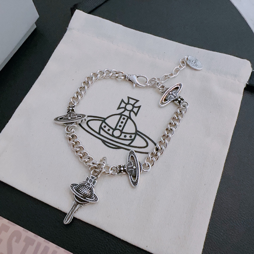 P140 𝐕𝐢𝐯𝐢𝐞𝐧𝐧𝐞 𝐖𝐞𝐬𝐭𝐰𝐨𝐨𝐝🪐✨
高品质经典大土星手链男女同款(码数可调节)
项链vivienne westwood西太后土星项链!英国时装设计师,时装的朋克之母!时尚潮流风格,品质强大,超美的设计!简约大气刺绣Logo‼精致💎这个款不用担心不好看,因为经典的元素洋气的新设计!赠礼的完美之选,充分展现个性风范。品质非常整个首饰给人大牌气场的同时又非常精致,让整个人的层次提升好几个level💟绝对值得入手‼️🌟