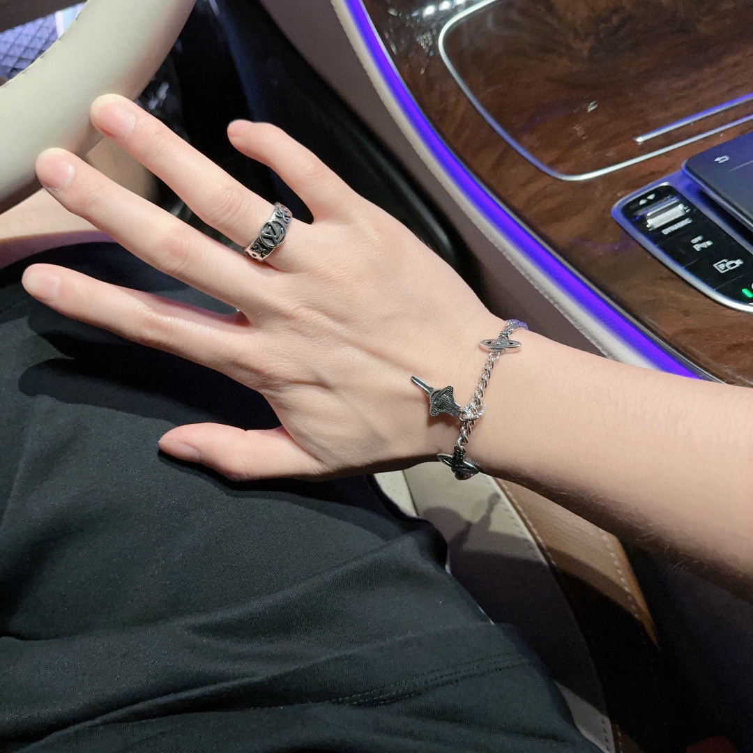 P140 𝐕𝐢𝐯𝐢𝐞𝐧𝐧𝐞 𝐖𝐞𝐬𝐭𝐰𝐨𝐨𝐝🪐✨
高品质经典大土星手链男女同款(码数可调节)
项链vivienne westwood西太后土星项链!英国时装设计师,时装的朋克之母!时尚潮流风格,品质强大,超美的设计!简约大气刺绣Logo‼精致💎这个款不用担心不好看,因为经典的元素洋气的新设计!赠礼的完美之选,充分展现个性风范。品质非常整个首饰给人大牌气场的同时又非常精致,让整个人的层次提升好几个level💟绝对值得入手‼️🌟