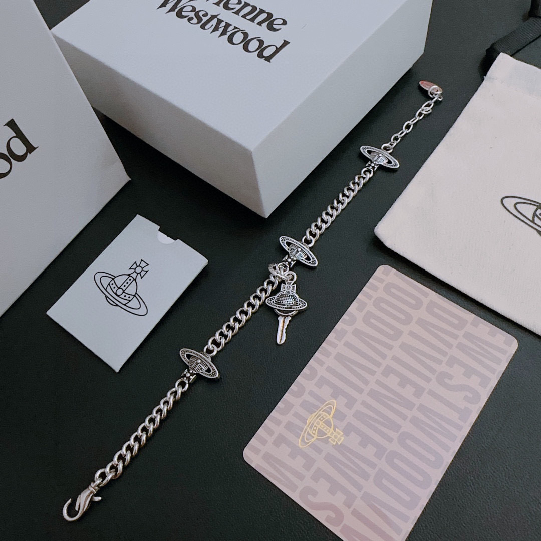 P140 𝐕𝐢𝐯𝐢𝐞𝐧𝐧𝐞 𝐖𝐞𝐬𝐭𝐰𝐨𝐨𝐝🪐✨
高品质经典大土星手链男女同款(码数可调节)
项链vivienne westwood西太后土星项链!英国时装设计师,时装的朋克之母!时尚潮流风格,品质强大,超美的设计!简约大气刺绣Logo‼精致💎这个款不用担心不好看,因为经典的元素洋气的新设计!赠礼的完美之选,充分展现个性风范。品质非常整个首饰给人大牌气场的同时又非常精致,让整个人的层次提升好几个level💟绝对值得入手‼️🌟