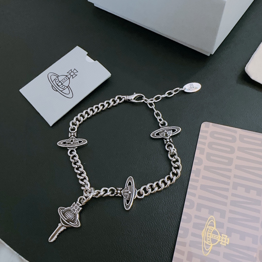 P140 𝐕𝐢𝐯𝐢𝐞𝐧𝐧𝐞 𝐖𝐞𝐬𝐭𝐰𝐨𝐨𝐝🪐✨
高品质经典大土星手链男女同款(码数可调节)
项链vivienne westwood西太后土星项链!英国时装设计师,时装的朋克之母!时尚潮流风格,品质强大,超美的设计!简约大气刺绣Logo‼精致💎这个款不用担心不好看,因为经典的元素洋气的新设计!赠礼的完美之选,充分展现个性风范。品质非常整个首饰给人大牌气场的同时又非常精致,让整个人的层次提升好几个level💟绝对值得入手‼️🌟