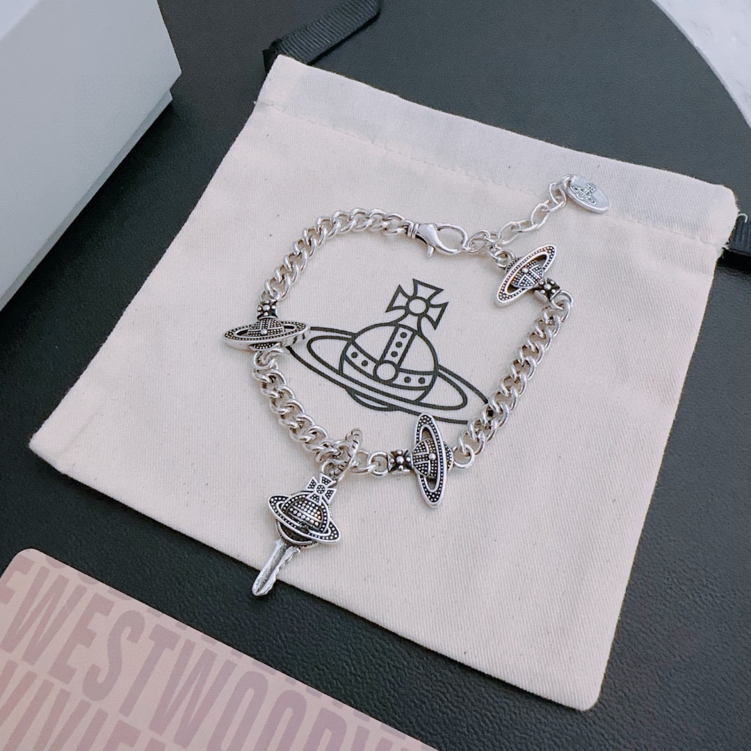 P140 𝐕𝐢𝐯𝐢𝐞𝐧𝐧𝐞 𝐖𝐞𝐬𝐭𝐰𝐨𝐨𝐝🪐✨
高品质经典大土星手链男女同款(码数可调节)
项链vivienne westwood西太后土星项链!英国时装设计师,时装的朋克之母!时尚潮流风格,品质强大,超美的设计!简约大气刺绣Logo‼精致💎这个款不用担心不好看,因为经典的元素洋气的新设计!赠礼的完美之选,充分展现个性风范。品质非常整个首饰给人大牌气场的同时又非常精致,让整个人的层次提升好几个level💟绝对值得入手‼️🌟