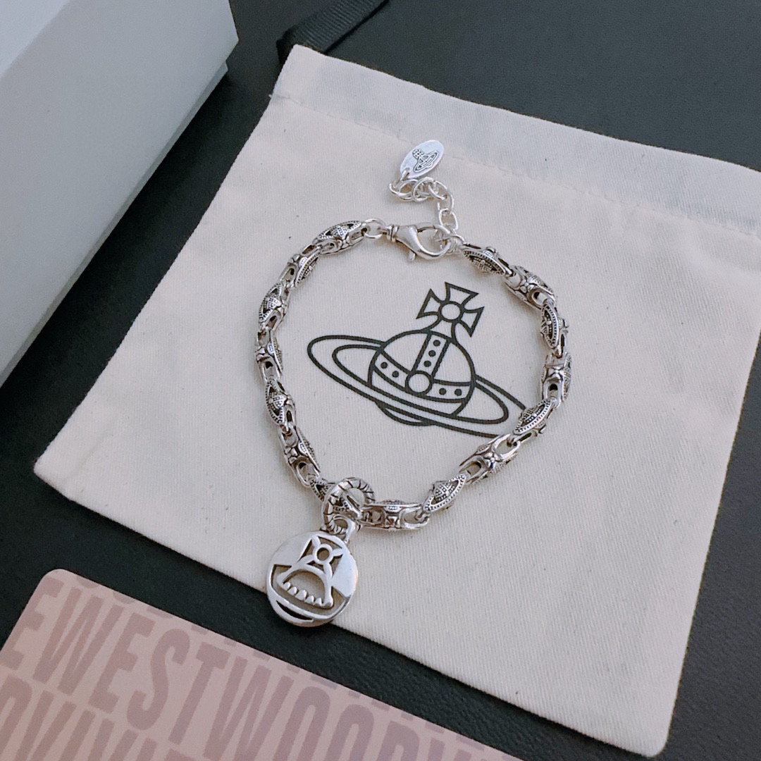 P120 𝐕𝐢𝐯𝐢𝐞𝐧𝐧𝐞 𝐖𝐞𝐬𝐭𝐰𝐨𝐨𝐝🪐✨
高品质经典大土星手链男女同款(码数可调节)
项链vivienne westwood西太后土星项链!英国时装设计师,时装的朋克之母!时尚潮流风格,品质强大,超美的设计!简约大气刺绣Logo‼精致💎这个款不用担心不好看,因为经典的元素洋气的新设计!赠礼的完美之选,充分展现个性风范。品质非常整个首饰给人大牌气场的同时又非常精致,让整个人的层次提升好几个level💟绝对值得入手‼️🌟