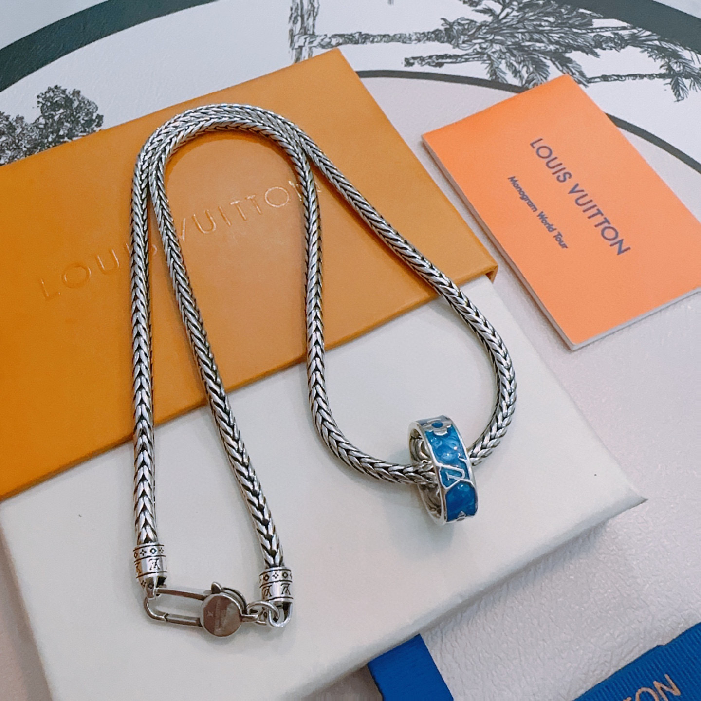 NO:380877,LV Louis Vuitton necklace original single-stock counter new model retro trend fashion essentials can be worn by both men and women, couple style same style, rock punk silver style, retro elements, trendy and versatile, official website same style necklace latest style chain higher grade, star classic necklace series retro silver necklace, chain length 60 cm can be changed length, details are used to treat the version, non-market bright style, this model has been released, the best selling model in LV, very easy to match with trendy clothes, jewelry boutique, louis vuitton, louis vuitton, necklace19860909LV路易威登项链原单货专柜新款开模复古潮流时尚必备 男女均可佩戴 情侣款同款 摇滚朋克泰银风格 复古元素 潮流百搭 官网同款项链最新款链条档次更高明星经典款项链系列复古银项链 链长60厘米可改长度 细节对版做旧处理 非市面亮面版型 这款一直在出 LV里面热卖款 非常好搭配潮流衣服,饰品精品,louis vuitton,louis vuitton,necklace,Jewelry