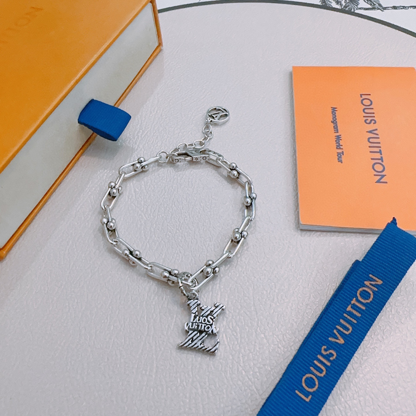 NO:380879,High-quality Louis Vuitton LV bracelet original single-stock counter new model retro trend fashion essentials can be worn by both men and women Couple style Rock Punk Tsing silver style Retro elements Trendy versatile official website The latest necklace chain is higher in the chain grade Star classic bracelet Cuban chain series retro silver bracelet Chain length 22cm20cm18cm can be changed length Details are used for the version to be used for the old version Non-market glossy version This model has been released. The best selling model in LV is very easy to match with trendy clothes, jewelry boutique, louis vuitton, louis vuitton, necklace, bracelet19860909高品质路易威登LV手链原单货专柜新款开模复古潮流时尚必备 男女均可佩戴 情侣款同款 摇滚朋克泰银风格 复古元素 潮流百搭 官网同款项链最新款链条档次更高明星经典款手链古巴链系列复古银手链 链长码数22cm20cm18cm可改长度 细节对版做旧处理 非市面亮面版型 这款一直在出 LV里面热卖款 非常好搭配潮流衣服,饰品精品,louis vuitton,louis vuitton,necklace,bracelet,Jewelry