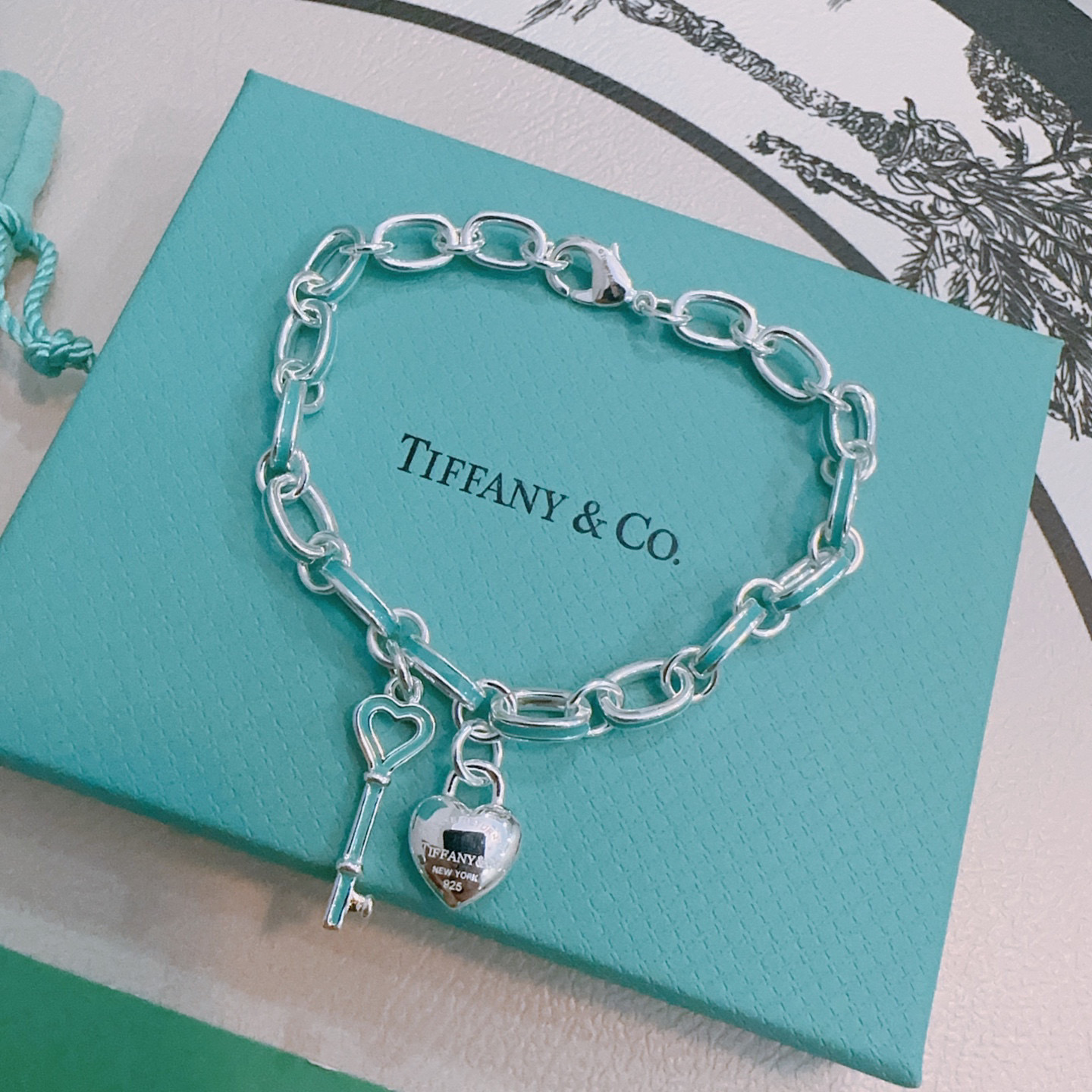 NO:380888,Tiffany bracelet TIFFNY&CO. The counter Seiko silver version has the same style as the stars, retro and old style, original reproduction, purely handmade, authentic model opening trendy and fashion essentials, both men and women can wear it, the same style as the couple, the same style as the rock punk silver style, the trendy and versatile, the same style as the official website, the fine jewelry, tiffany, bracelet19860909蒂芙尼手链 TIFFNY&CO. 专柜精工银版本明星同款 复古做旧风 原版复刻 纯手工打造 ～正品开模潮流时尚必备 男女均可佩戴 情侣款同款 摇滚朋克银风格 潮流百搭 官网同款,饰品精品,tiffany,bracelet,Jewelry