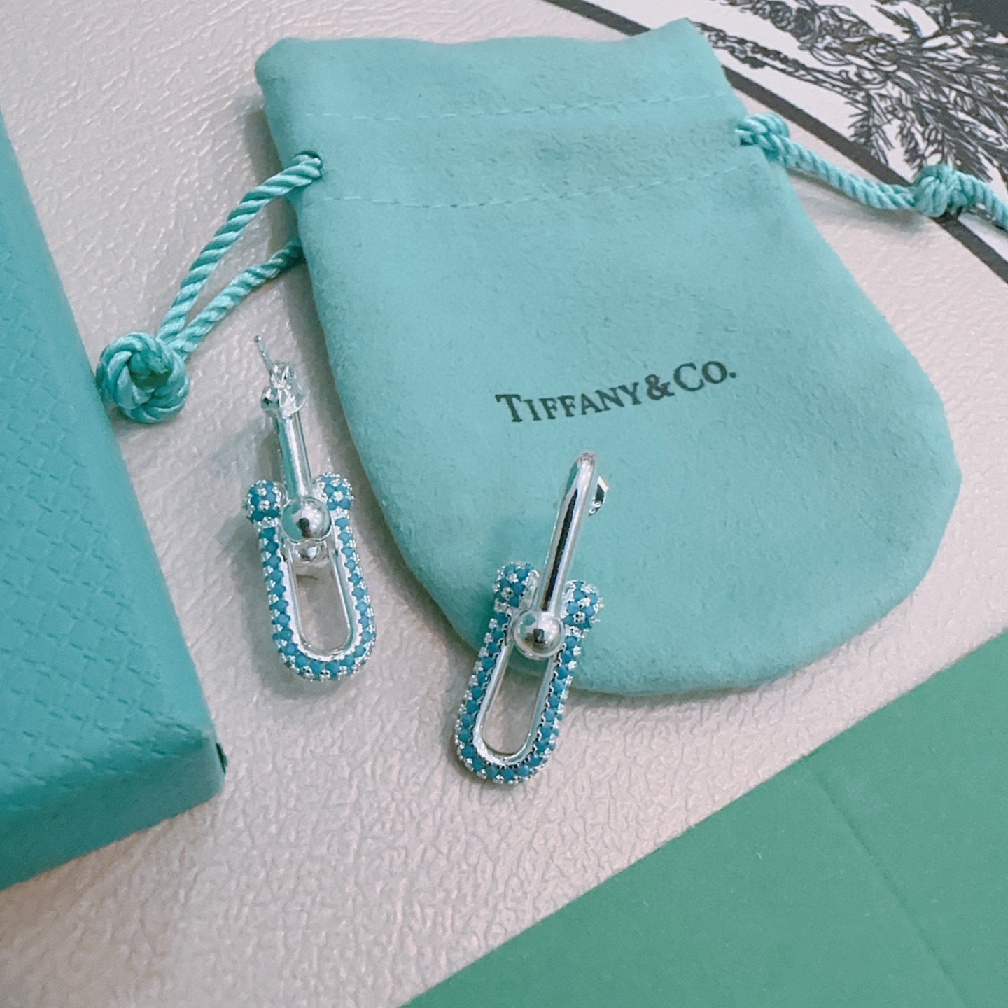 NO:380900,Exclusive custom Tiffany earrings commemorative model. The earrings are made of high carbon diamonds. The franc design is of the best silver material. The absolute fine craftsmanship is elegant. The earrings are elegant and elegant. The jewelry is fine. tiffany, earrings.19860909独家订制 Tiff 蒂芙尼耳环纪念款 耳钉采用高碳钻 顶级银材质法郎设计 绝对精工细造优雅 大方耳环,饰品精品,tiffany,earrings,Jewelry