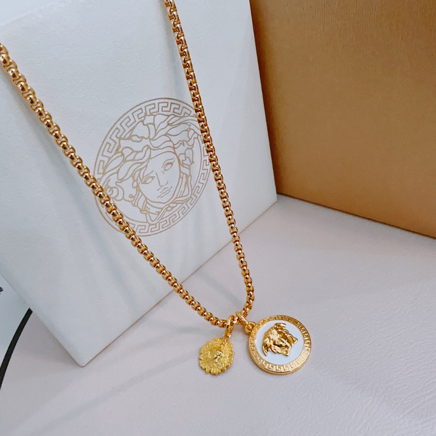 NO:383516,High-quality Versace necklace Medusa avatar original single-stock counter new model retro trend fashion essentials can be worn by both men and women Couple style Rock Punk Tsing silver style Retro elements Trendy versatile official website The latest style necklace chain is higher in grade Star classic necklace series retro silver necklace Chain length 60 cm can be changed length Details are used for the version to be used for the old version Non-market glossy style This model has been released. Versace is very popular with trendy clothes, jewelry boutique, versace, necklace19860909高品质范思哲项链美杜莎头像原单货专柜新款开模复古潮流时尚必备 男女均可佩戴 情侣款同款 摇滚朋克泰银风格 复古元素 潮流百搭 官网同款项链最新款链条档次更高明星经典款项链系列复古银项链 链长60厘米可改长度 细节对版做旧处理 非市面亮面版型 这款一直在出 范思哲里面热卖款 非常好搭配潮流衣服,饰品精品,versace,necklace,Jewelry