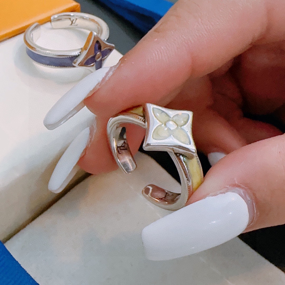 NO:381328,High-quality Louis Vuitton LV ring (real shot) original single-purpose counter new model retro trend fashion essentials, both men and women can wear it, couple style same style, rock punk silver style, retro elements, trendy and versatile, the same necklace on the official website, the latest style, the higher grade, the classic series of retro silver rings, the number of sizes can be adjusted, the details are used to treat the old version, the non-market glossy version, this model has been released, the best selling model in LV, very easy to match with trendy clothes, jewelry quality, louis vuitton, louis vuitton, necklace, ring19860909高品质路易威登LV戒指（实拍）原单货专柜新款开模复古潮流时尚必备 男女均可佩戴 情侣款同款 摇滚朋克泰银风格 复古元素 潮流百搭 官网同款项链最新款档次更高明星经典款系列复古银戒指 码数可调节 细节对版做旧处理 非市面亮面版型 这款一直在出 LV里面热卖款 非常好搭配潮流衣服,饰品精品,louis vuitton,louis vuitton,necklace,ring,Jewelry