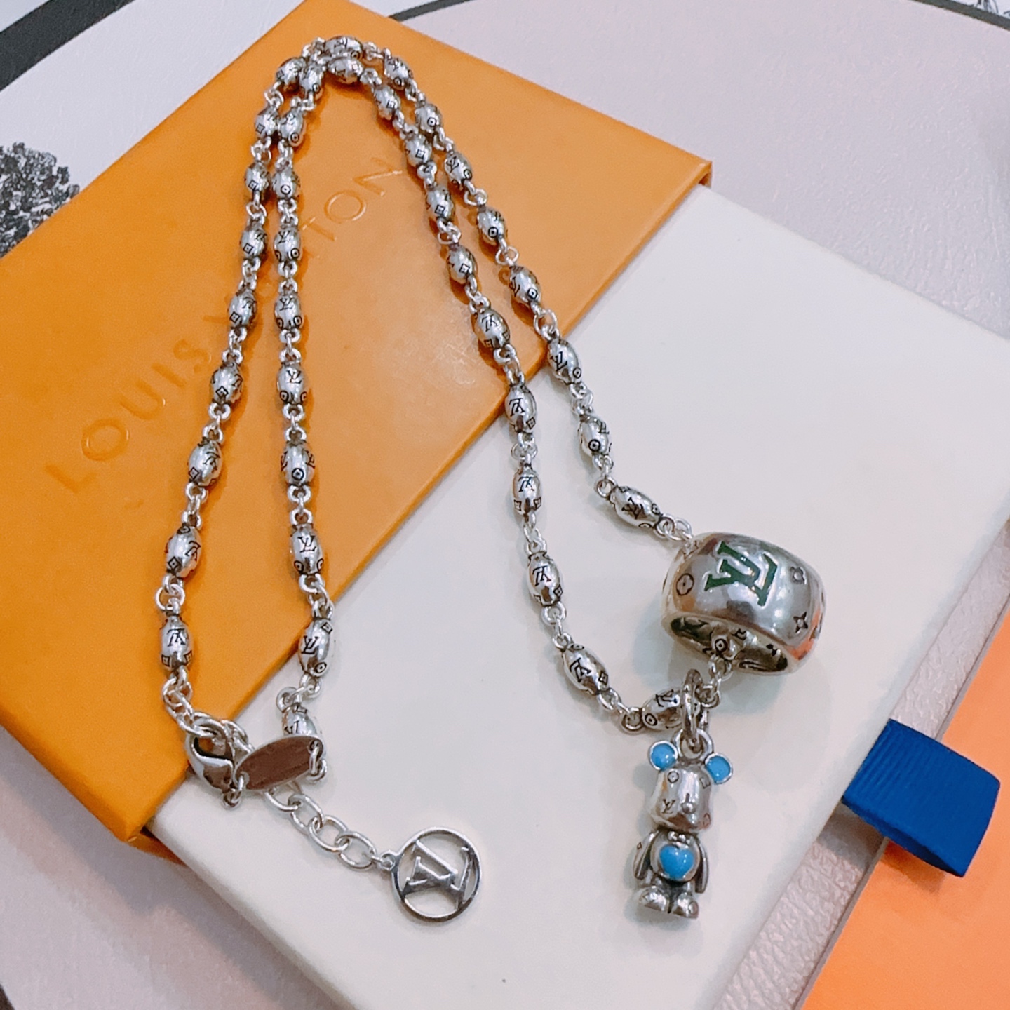 NO:381317,Louis Vuitton LV necklace original single-stock counter new model retro trend fashion essentials can be worn by both men and women Couple style Rock Punk Tsing silver style Retro elements Trendy versatile official website The latest style necklace chain is higher in grade Star classic necklace series retro silver necklace Chain length 60 cm can be changed length Details are used for the version to be used for the old version Non-market glossy style This model has been released. The best selling model in LV is very easy to match with trendy clothes, jewelry boutique, louis vuitton, louis vuitton, necklace19860909路易威登 LV项链原单货专柜新款开模复古潮流时尚必备 男女均可佩戴 情侣款同款 摇滚朋克泰银风格 复古元素 潮流百搭 官网同款项链最新款链条档次更高明星经典款项链系列复古银项链 链长60厘米可改长度 细节对版做旧处理 非市面亮面版型 这款一直在出 LV里面热卖款 非常好搭配潮流衣服,饰品精品,louis vuitton,louis vuitton,necklace,Jewelry