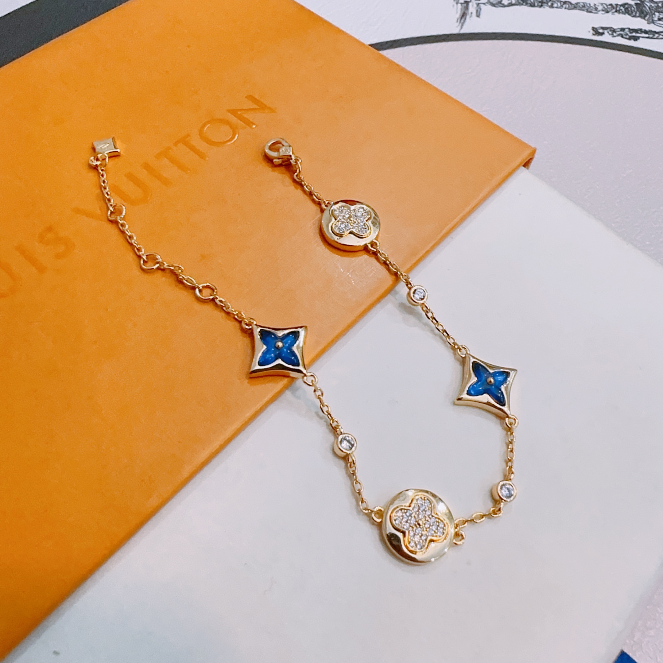 NO:381321,Louis Vuitton LV bracelet V gold material series, perfect appearance, invincible details, the unique color is completely impeccable, and is decorated with a classic ring shape design, simple but elegant and eye-catching, the pure handmade combination of V gold makes the complexion look more elegant and attractive. The same style of men and women, the fine jewelry, louis vuitton, louis vuitton, bracelet19860909路易威登LV手链V金材质系列 品相完美,细节无敌,那种独特的色泽完全无可挑剔,再缀以经典指环外形设计,简约之余却又优雅夺目,V金纯手工的组合更显气色,上手雅致动人.男女同款,饰品精品,louis vuitton,louis vuitton,bracelet,Jewelry