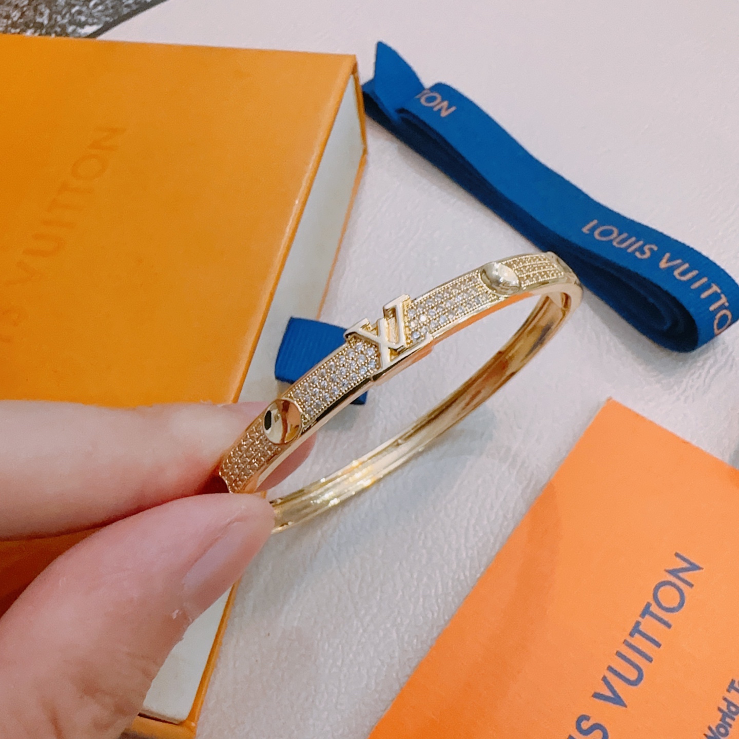 NO:381341,LV Louis Vuitton bracelet bracelet original single-stock counter new model retro trend fashion essentials can be worn by both men and women Couple style Rock Punk Thai silver style Retro elements Trendy versatile official website The latest style necklace chain higher grade Star classic necklace series retro silver bracelet Chain length code number opening design Details to be used for the version Non-market glossy style This model has been released. The best selling model in LV is very easy to match with trendy clothes, jewelry boutique, louis vuitton, louis vuitton, necklace, bracelet, bracelet19860909LV路易威登手链手镯原单货专柜新款开模复古潮流时尚必备 男女均可佩戴 情侣款同款 摇滚朋克泰银风格 复古元素 潮流百搭 官网同款项链最新款链条档次更高明星经典款项链系列复古银手链 链长码数开口设计 细节对版做旧处理 非市面亮面版型 这款一直在出 LV里面热卖款 非常好搭配潮流衣服,饰品精品,louis vuitton,louis vuitton,necklace,bracelet,bracelet,Jewelry