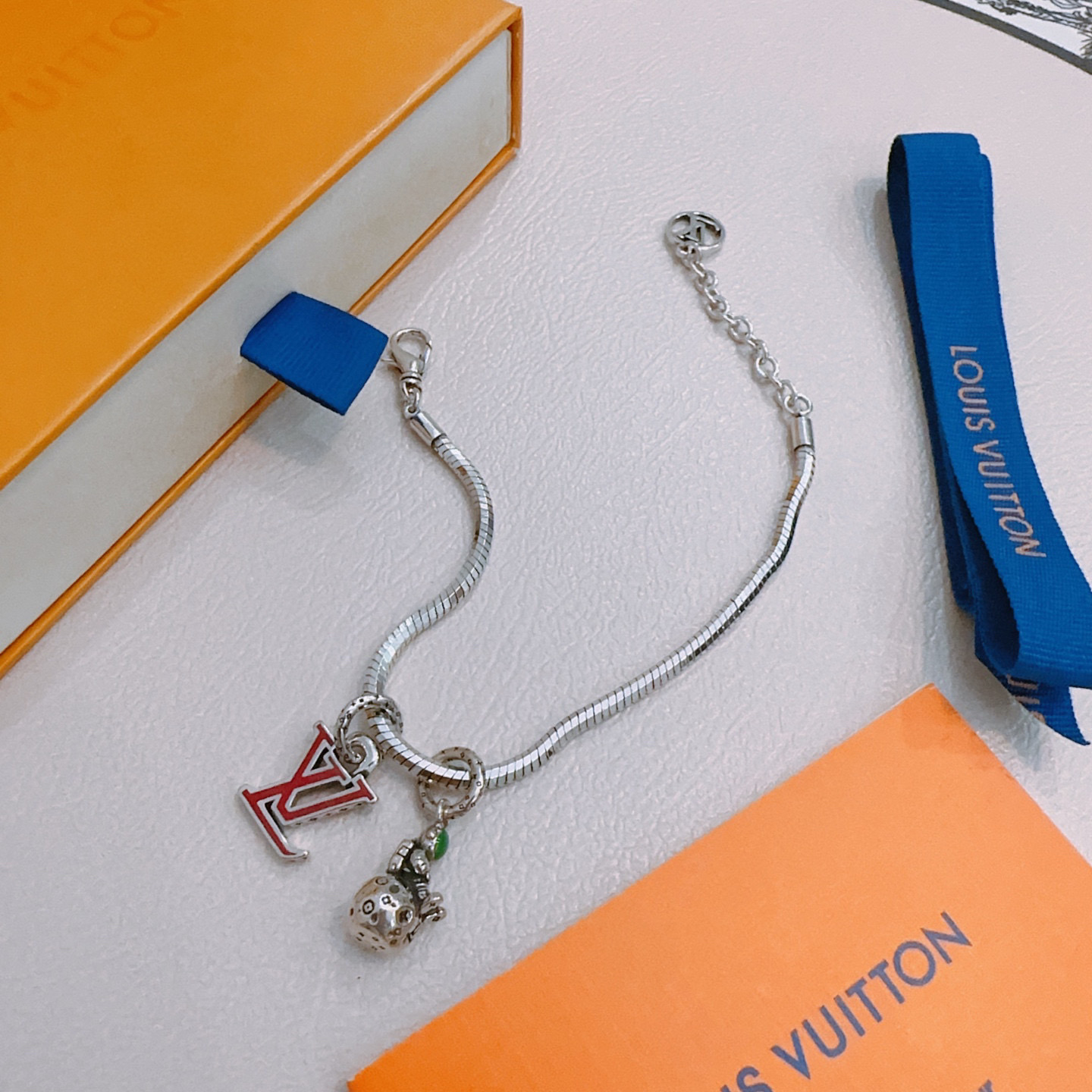 NO:381344,High-quality Louis Vuitton LV bracelet original single-stock counter new model retro trend fashion essentials can be worn by both men and women Couple style Rock Punk Tsing silver style Retro elements Trendy versatile official website The latest necklace chain is higher in the chain grade Star classic bracelet Cuban chain series retro silver bracelet Chain length 22cm20cm18cm can be changed length Details are used for the version to be used for the old version Non-market glossy version This model has been released. The best selling model in LV is very easy to match with trendy clothes, jewelry boutique, louis vuitton, louis vuitton, necklace, bracelet19860909高品质路易威登LV手链原单货专柜新款开模复古潮流时尚必备 男女均可佩戴 情侣款同款 摇滚朋克泰银风格 复古元素 潮流百搭 官网同款项链最新款链条档次更高明星经典款手链古巴链系列复古银手链 链长码数22cm20cm18cm可改长度 细节对版做旧处理 非市面亮面版型 这款一直在出 LV里面热卖款 非常好搭配潮流衣服,饰品精品,louis vuitton,louis vuitton,necklace,bracelet,Jewelry