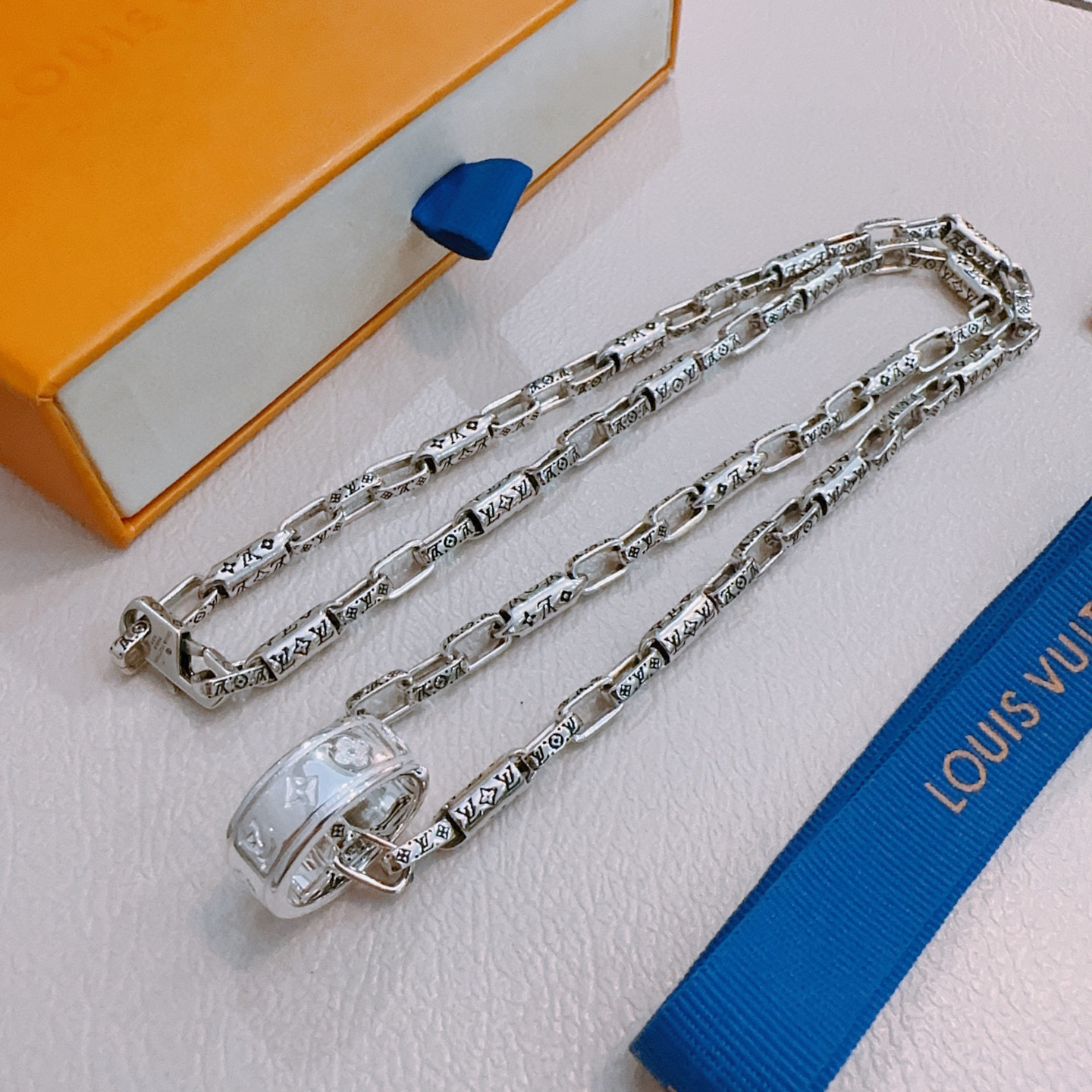 NO:383375,Louis Vuitton LV necklace original single-stock counter new model retro trend fashion essentials can be worn by both men and women Couple style Rock Punk Tsing silver style Retro elements Trendy versatile style Official website The latest necklace chain is higher in grade Star classic necklace series retro silver necklace Chain length 60 cm can be changed length Details are used to treat versions Aged non-market glossy style This model has been released. The best selling model in LV is very easy to match with trendy clothes, jewelry boutique, louis vuitton, louis vuitton, necklace19860909路易威登 LV项链原单货专柜新款开模复古潮流时尚必备 男女均可佩戴 情侣款同款 摇滚朋克泰银风格 复古元素 潮流百搭 官网同款项链最新款链条档次更高明星经典款项链系列复古银项链 链长60厘米可改长度 细节对版做旧处理 非市面亮面版型 这款一直在出 LV里面热卖款 非常好搭配潮流衣服,饰品精品,louis vuitton,louis vuitton,necklace,Jewelry