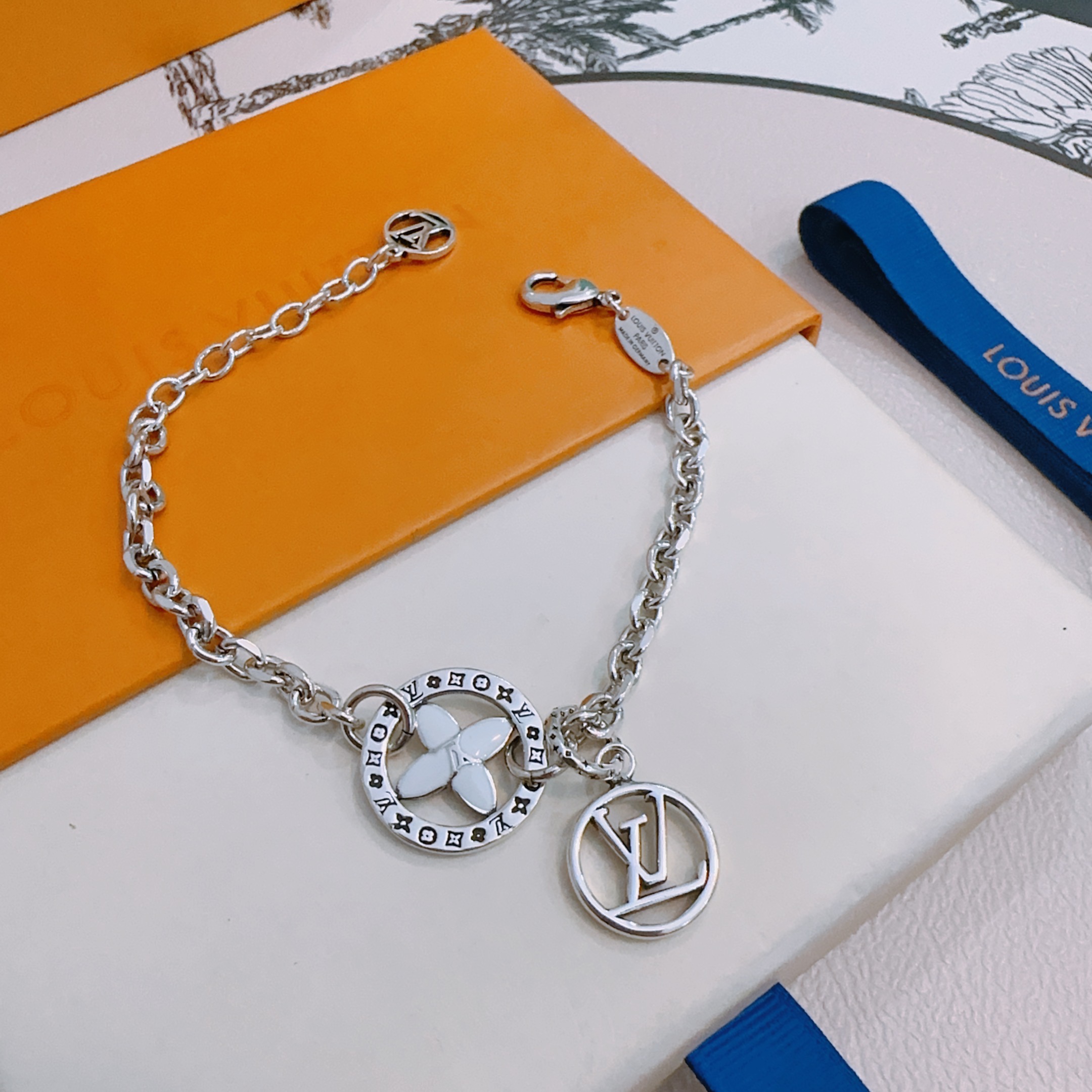 NO:383373,High-quality Louis Vuitton LV bracelet original single-stock counter new model retro trend fashion essentials can be worn by both men and women Couple style Rock Punk Tsing silver style Retro elements Trendy versatile official website The latest necklace chain is higher in the chain grade Star classic bracelet Cuban chain series retro silver bracelet Chain length 22cm20cm18cm can be changed length Details are used for the version to be used for the old version Non-market glossy version This model has been released. The best selling model in LV is very easy to match with trendy clothes, jewelry boutique, louis vuitton, louis vuitton, necklace, bracelet19860909高品质路易威登LV手链原单货专柜新款开模复古潮流时尚必备 男女均可佩戴 情侣款同款 摇滚朋克泰银风格 复古元素 潮流百搭 官网同款项链最新款链条档次更高明星经典款手链古巴链系列复古银手链 链长码数22cm20cm18cm可改长度 细节对版做旧处理 非市面亮面版型 这款一直在出 LV里面热卖款 非常好搭配潮流衣服,饰品精品,louis vuitton,louis vuitton,necklace,bracelet,Jewelry