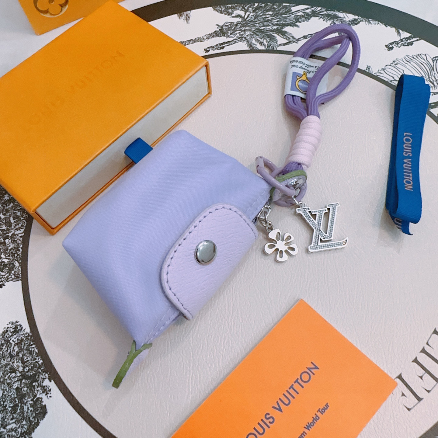 NO:383394,New products released LV keychain lv bag buckle, the latest bag hanging ornament is higher grade, the same Anger Forest series classic co-branded design concept keychain series, details are used to treat the version, non-market bright style, this model has been selling hot products in lv, very easy to match with trendy backpacks, jewelry boutique, louis vuitton, backpacks, keychain19860909新品发布LV钥匙扣 lv包包扣 最新款包包挂饰档次更高明星同款Anger Forest系列经典款联名设计理念钥匙扣系列 细节对版做旧处理 非市面亮面版型 这款一直在出 lv里面热卖款 非常好搭配潮流背包,饰品精品,louis vuitton,backpacks,keychain,Jewelry