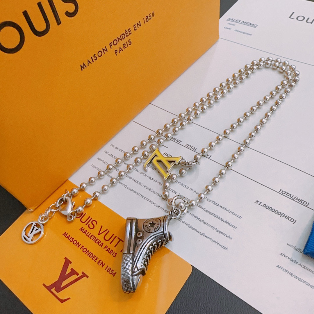 NO:383432,LV Louis Vuitton necklace original single-stock counter new model retro trend fashion essentials can be worn by both men and women, couple style same style, rock punk silver style, retro elements, trendy and versatile, official website same style necklace latest style chain higher grade, star classic necklace series retro silver necklace, chain length 60 cm can be changed length, details are used to treat the version, non-market glossy style, this model has been released, the best selling model in LV, very easy to match with trendy clothes, jewelry boutique, louis vuitton, louis vuitton, necklace19860909LV路易威登项链原单货专柜新款开模复古潮流时尚必备 男女均可佩戴 情侣款同款 摇滚朋克泰银风格 复古元素 潮流百搭 官网同款项链最新款链条档次更高明星经典款项链系列复古银项链 链长60厘米可改长度 细节对版做旧处理 非市面亮面版型 这款一直在出 LV里面热卖款 非常好搭配潮流衣服,饰品精品,louis vuitton,louis vuitton,necklace,Jewelry