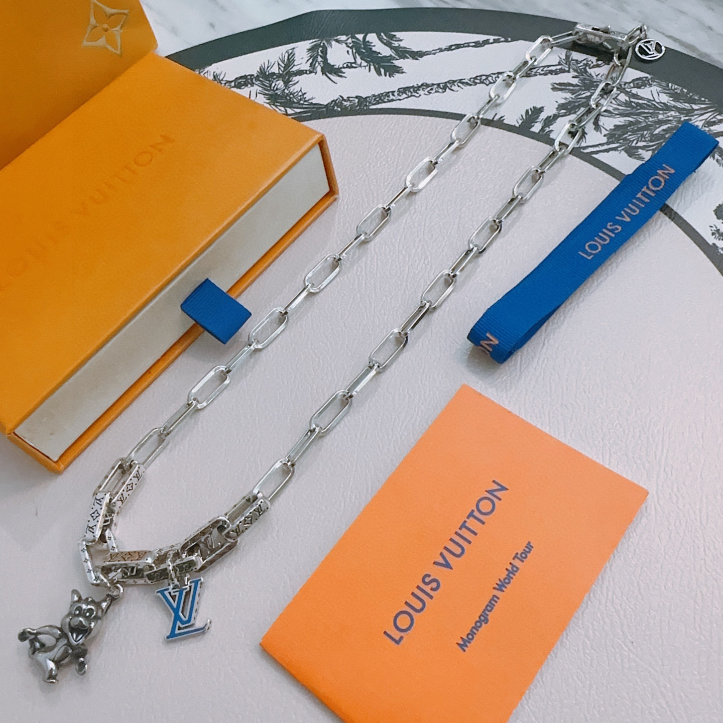 NO:383451,Louis Vuitton LV necklace original single-stock counter new model retro trend fashion essentials can be worn by both men and women Couple style Rock Punk Tsing silver style Retro elements Trendy versatile style Official website The latest necklace chain is higher in grade Star classic necklace series retro silver necklace Chain length 60 cm can be changed length Details are used to treat versions Aged non-market glossy style This model has been released. The best selling model in LV is very easy to match with trendy clothes, jewelry boutique, louis vuitton, louis vuitton, necklace19860909路易威登 LV项链原单货专柜新款开模复古潮流时尚必备 男女均可佩戴 情侣款同款 摇滚朋克泰银风格 复古元素 潮流百搭 官网同款项链最新款链条档次更高明星经典款项链系列复古银项链 链长60厘米可改长度 细节对版做旧处理 非市面亮面版型 这款一直在出 LV里面热卖款 非常好搭配潮流衣服,饰品精品,louis vuitton,louis vuitton,necklace,Jewelry