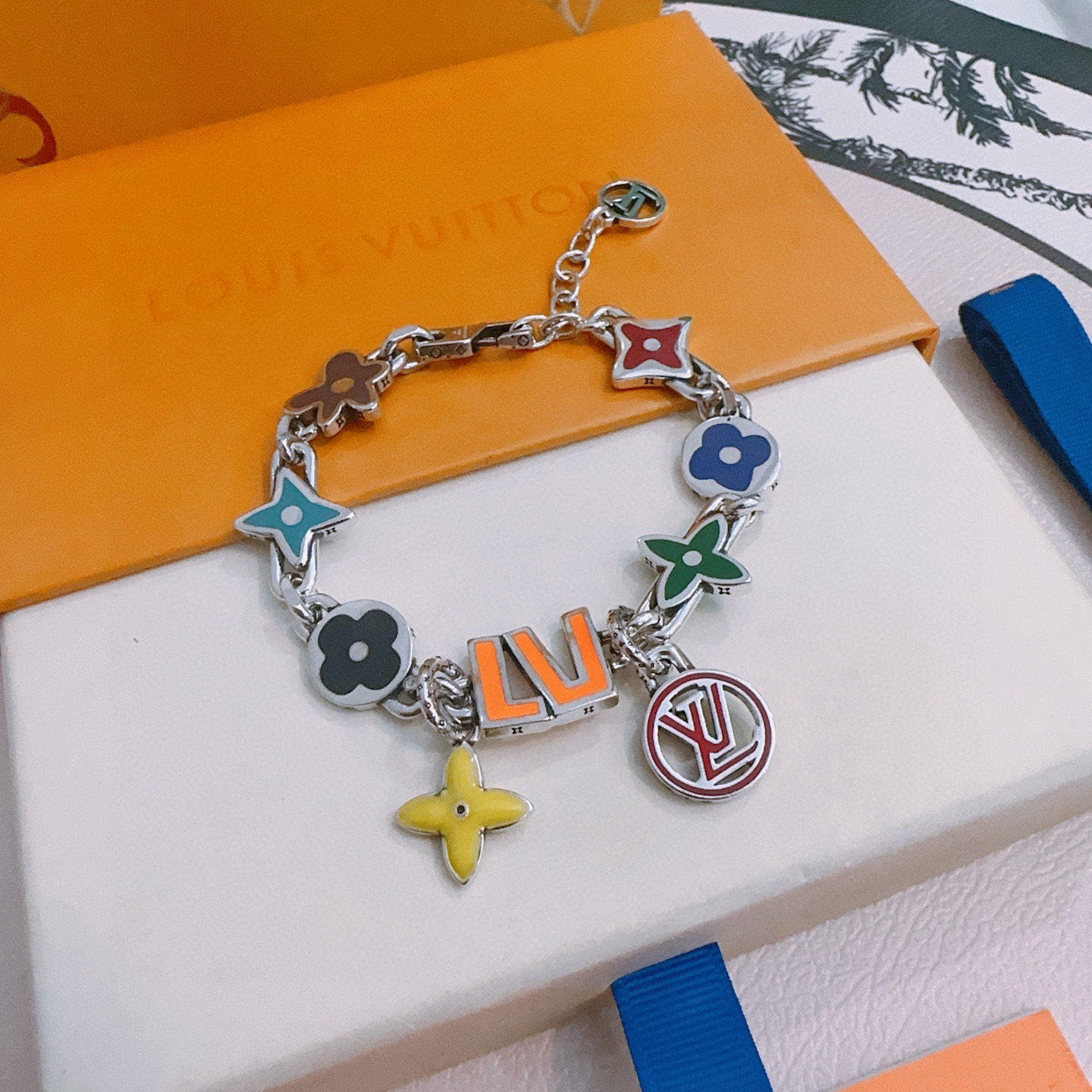 NO:383460,High-quality Louis Vuitton LV bracelet original single-stock counter new model retro trend fashion essentials can be worn by both men and women Couple style Rock Punk Tsing silver style Retro elements Trendy versatile official website The latest necklace chain is higher in the chain grade Star classic bracelet Cuban chain series retro silver bracelet Chain length 22cm20cm18cm can be changed length Details are used for the version to be used for the old version Non-market glossy version This model has been released. The best selling model in LV is very easy to match with trendy clothes, jewelry boutique, louis vuitton, louis vuitton, necklace, bracelet19860909高品质路易威登LV手链原单货专柜新款开模复古潮流时尚必备 男女均可佩戴 情侣款同款 摇滚朋克泰银风格 复古元素 潮流百搭 官网同款项链最新款链条档次更高明星经典款手链古巴链系列复古银手链 链长码数22cm20cm18cm可改长度 细节对版做旧处理 非市面亮面版型 这款一直在出 LV里面热卖款 非常好搭配潮流衣服,饰品精品,louis vuitton,louis vuitton,necklace,bracelet,Jewelry